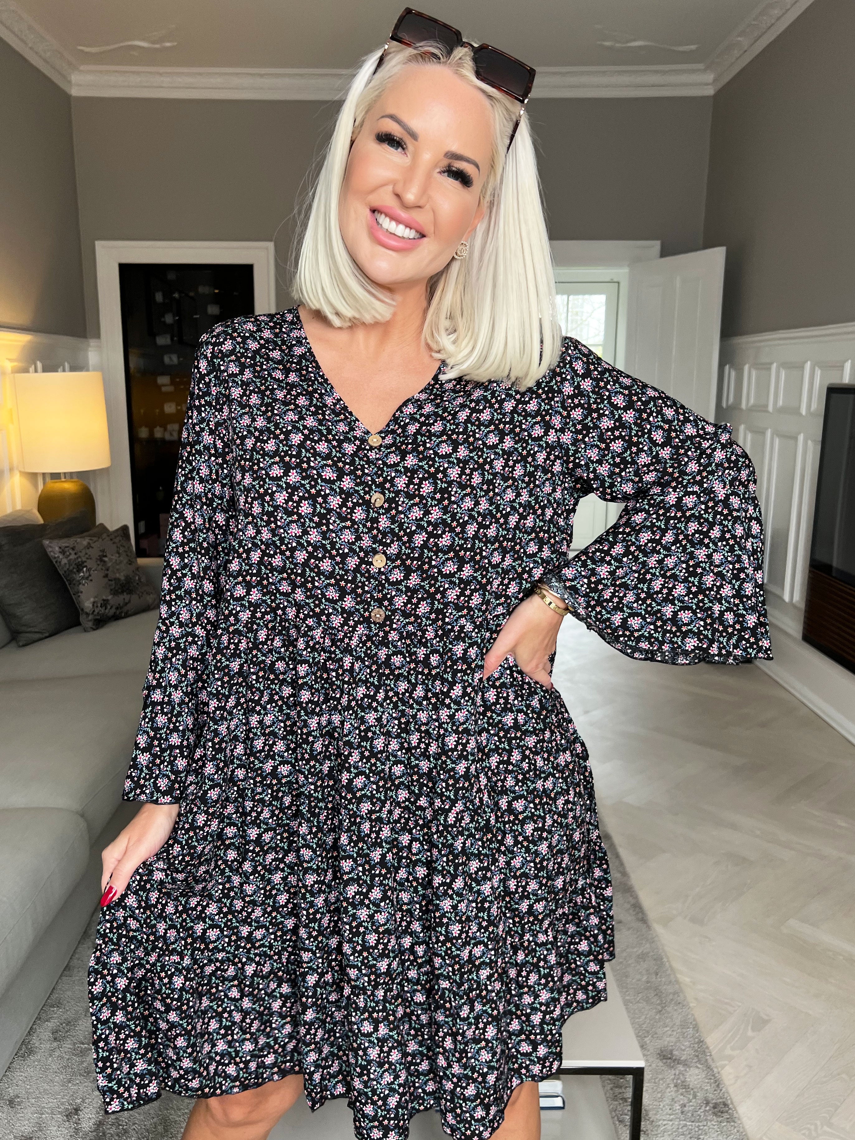 Karla - Smuk blomsterkjole i bomuld med knapper