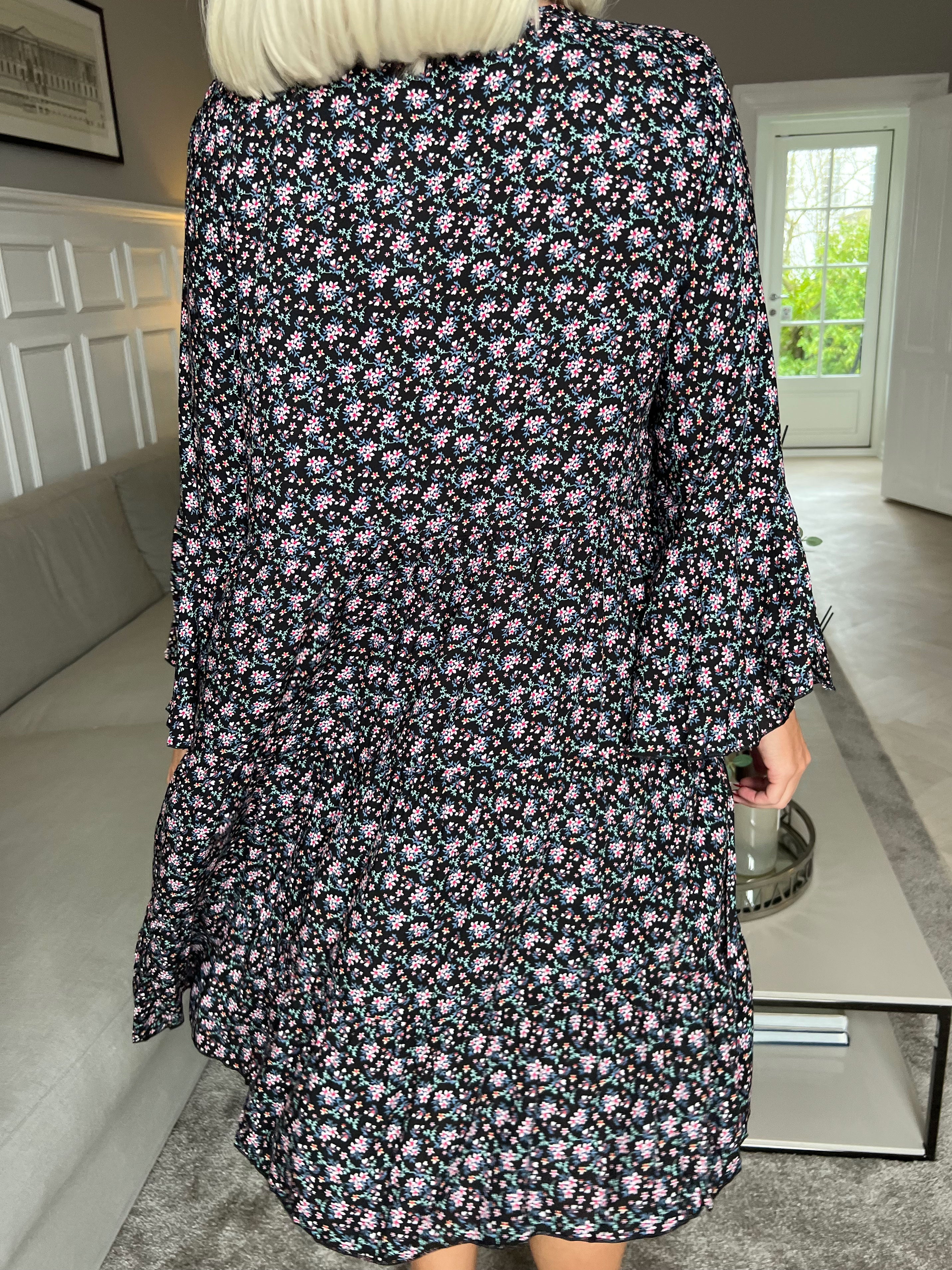 Karla - Smuk blomsterkjole i bomuld med knapper