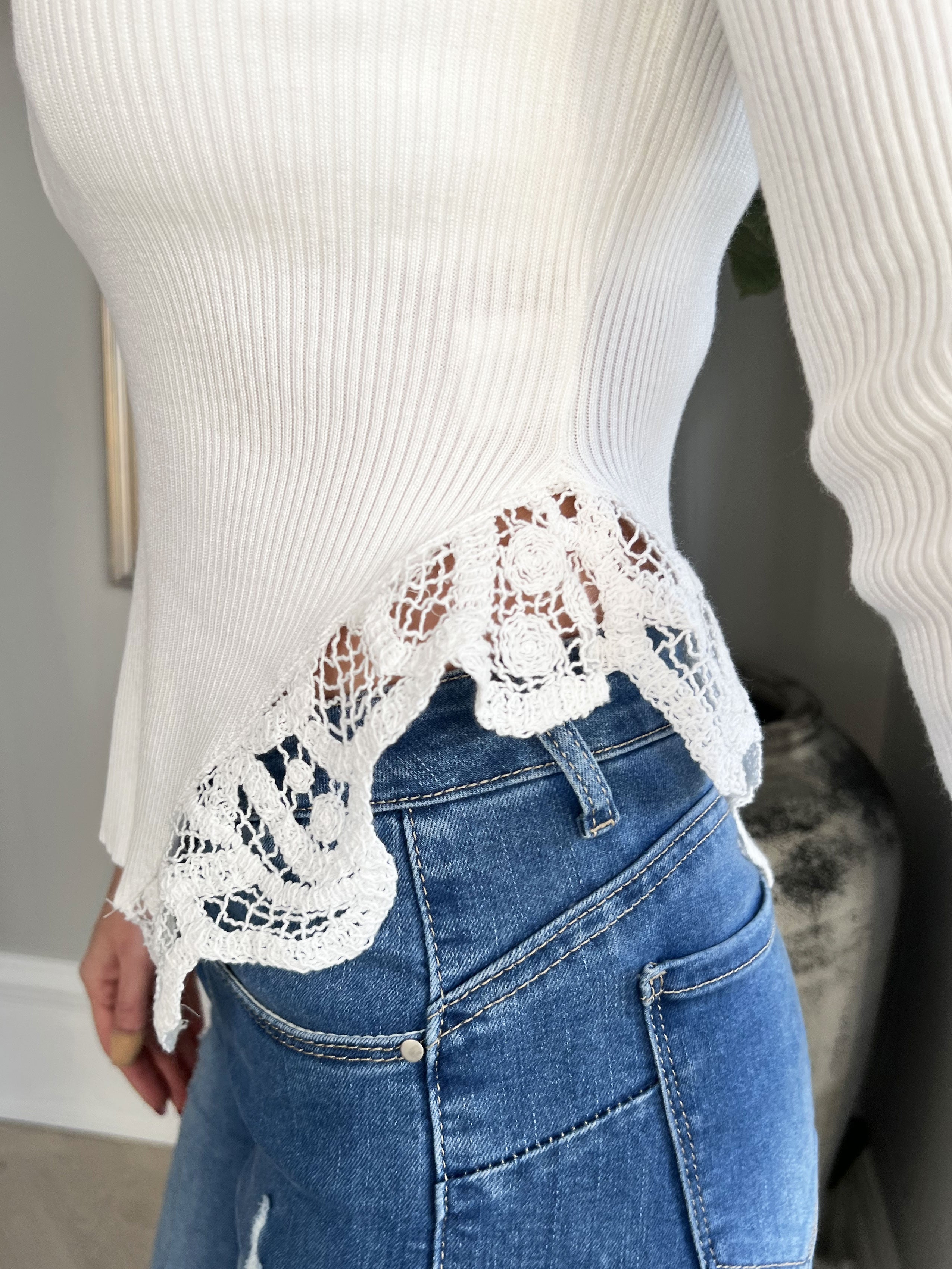 Krista - Fin strikbluse med flæsekant forneden