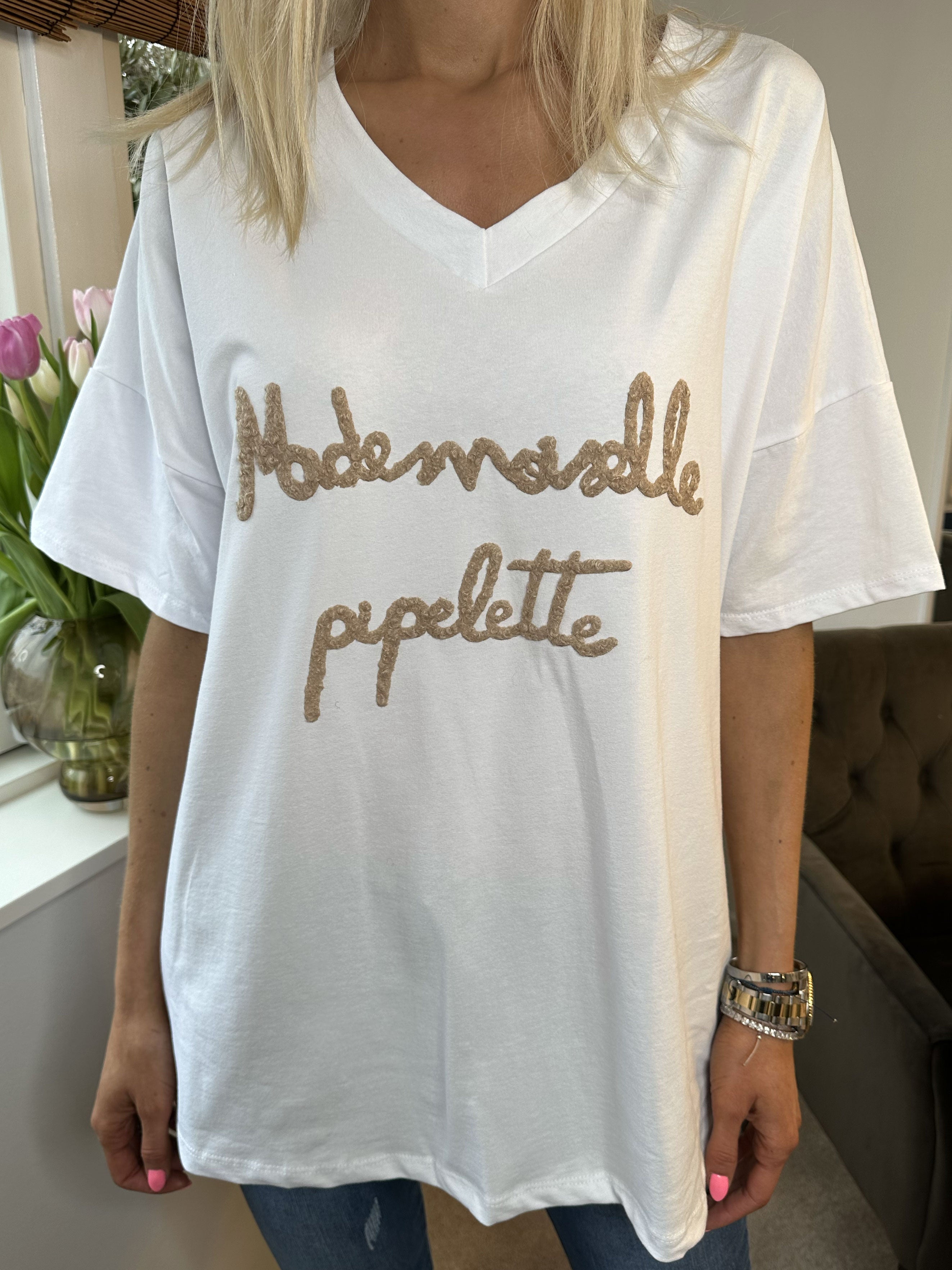 Lady - Hvid t-shirt med v-hals og tekst på brystet
