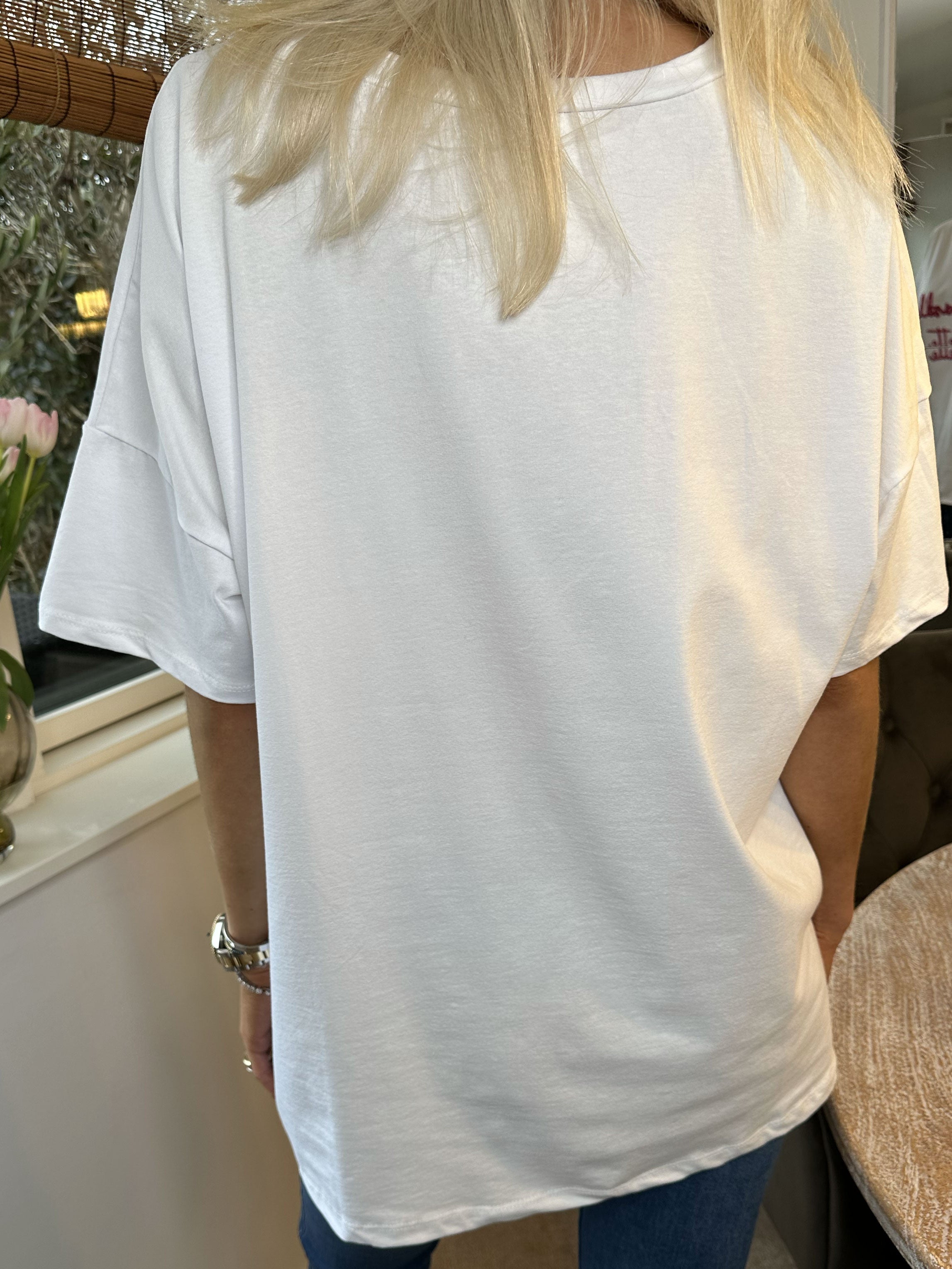 Lady - Hvid t-shirt med v-hals og tekst på brystet