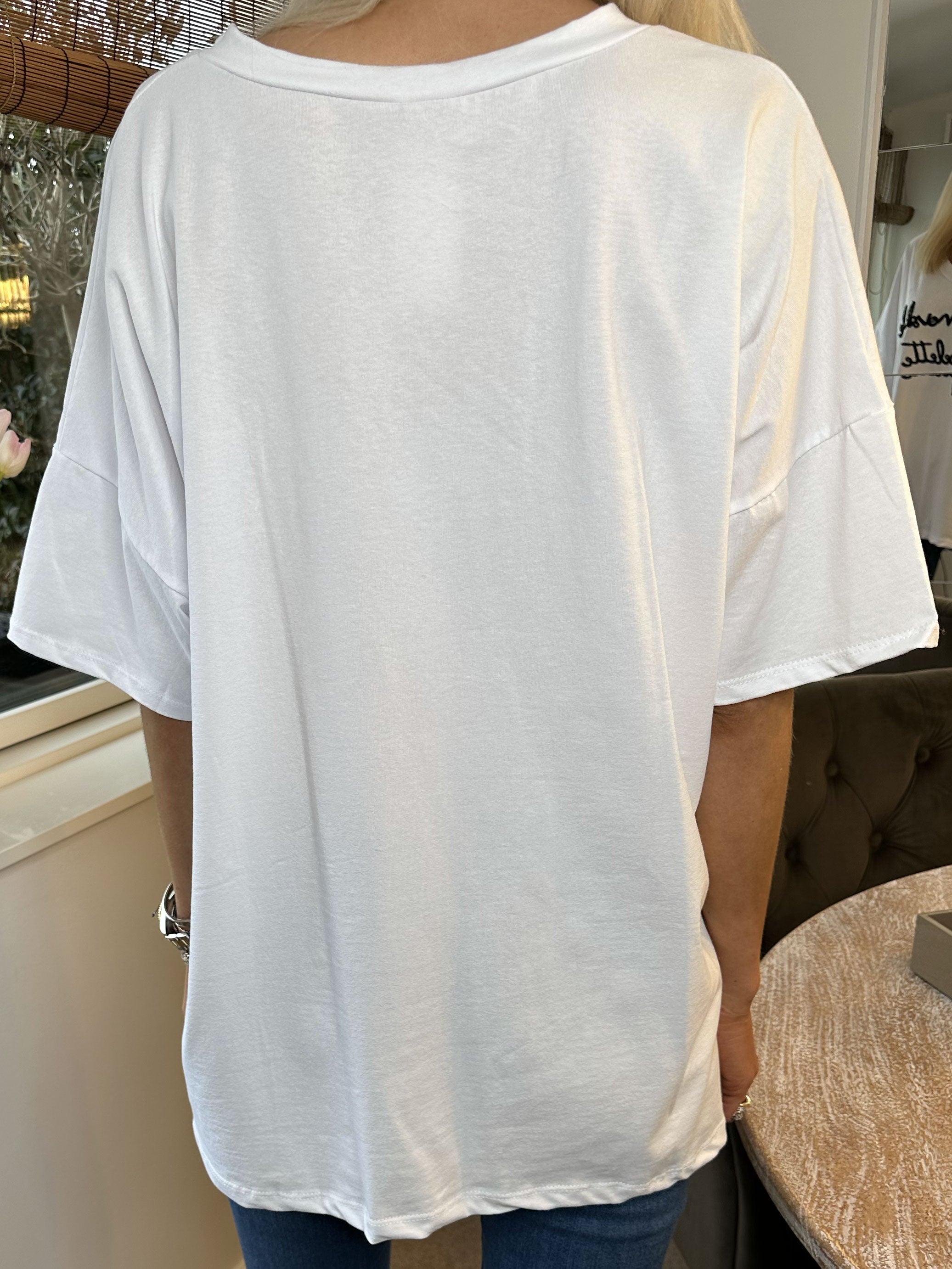 Lady - Hvid t-shirt med v-hals og tekst på brystet