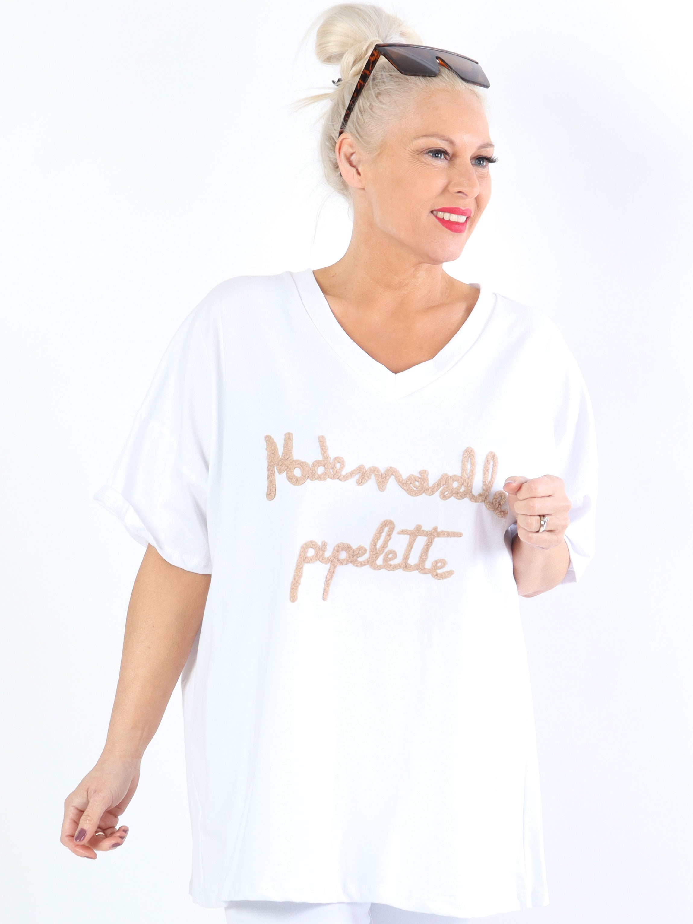 Lady - Hvid plus size t-shirt med v-hals og tekst på brystet