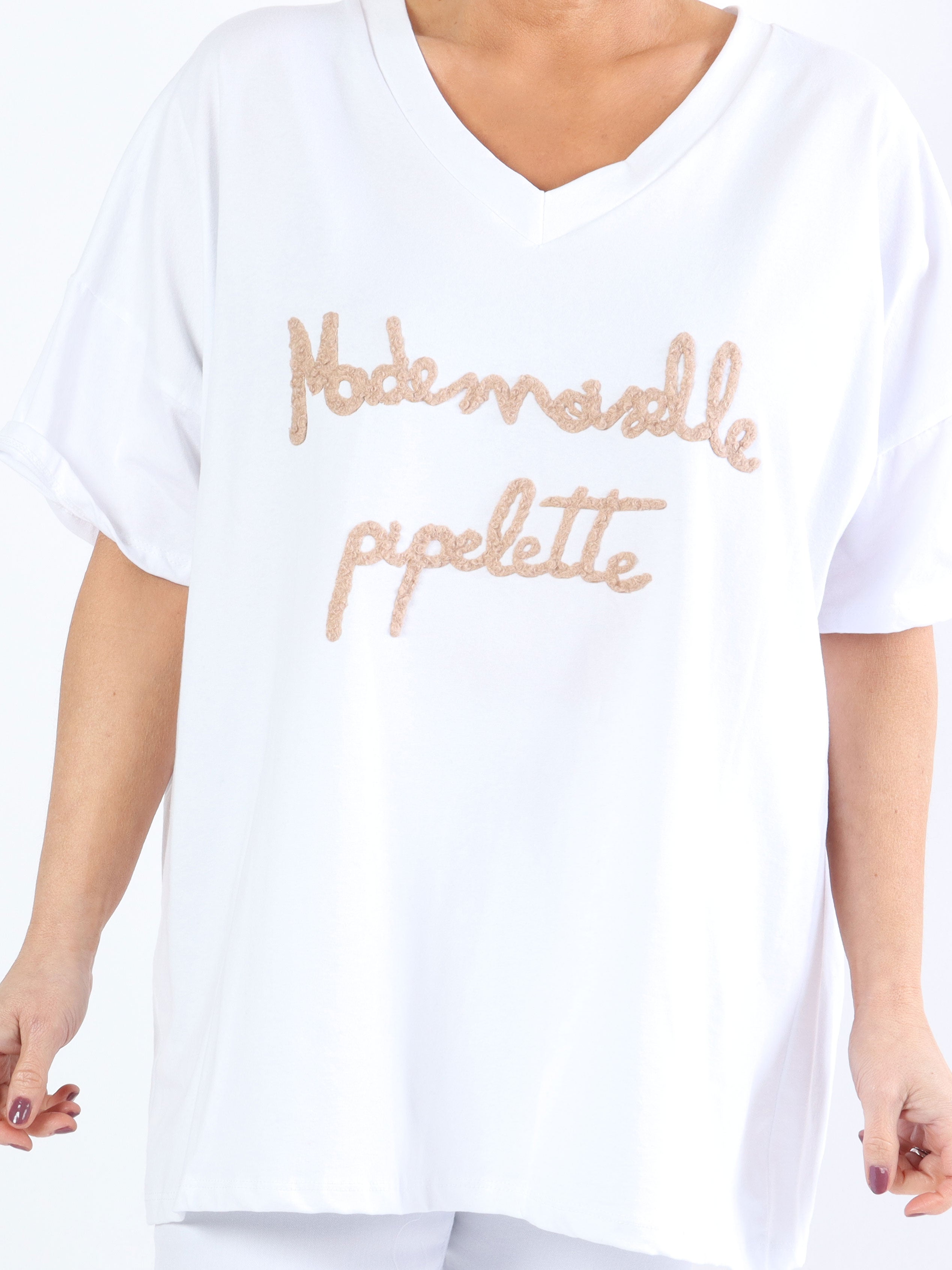 Lady - Hvid plus size t-shirt med v-hals og tekst på brystet