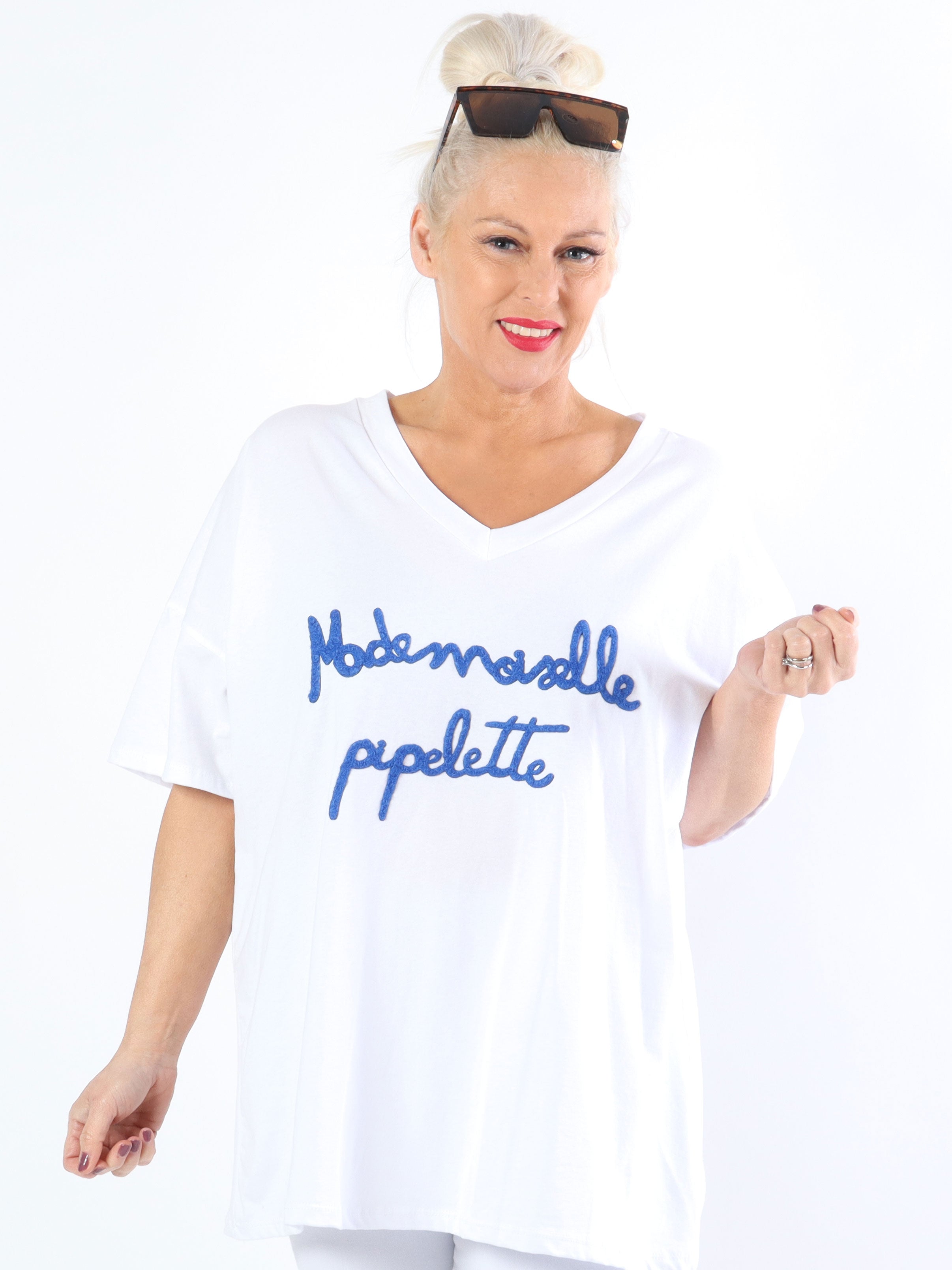 Lady - Hvid plus size t-shirt med v-hals og tekst på brystet