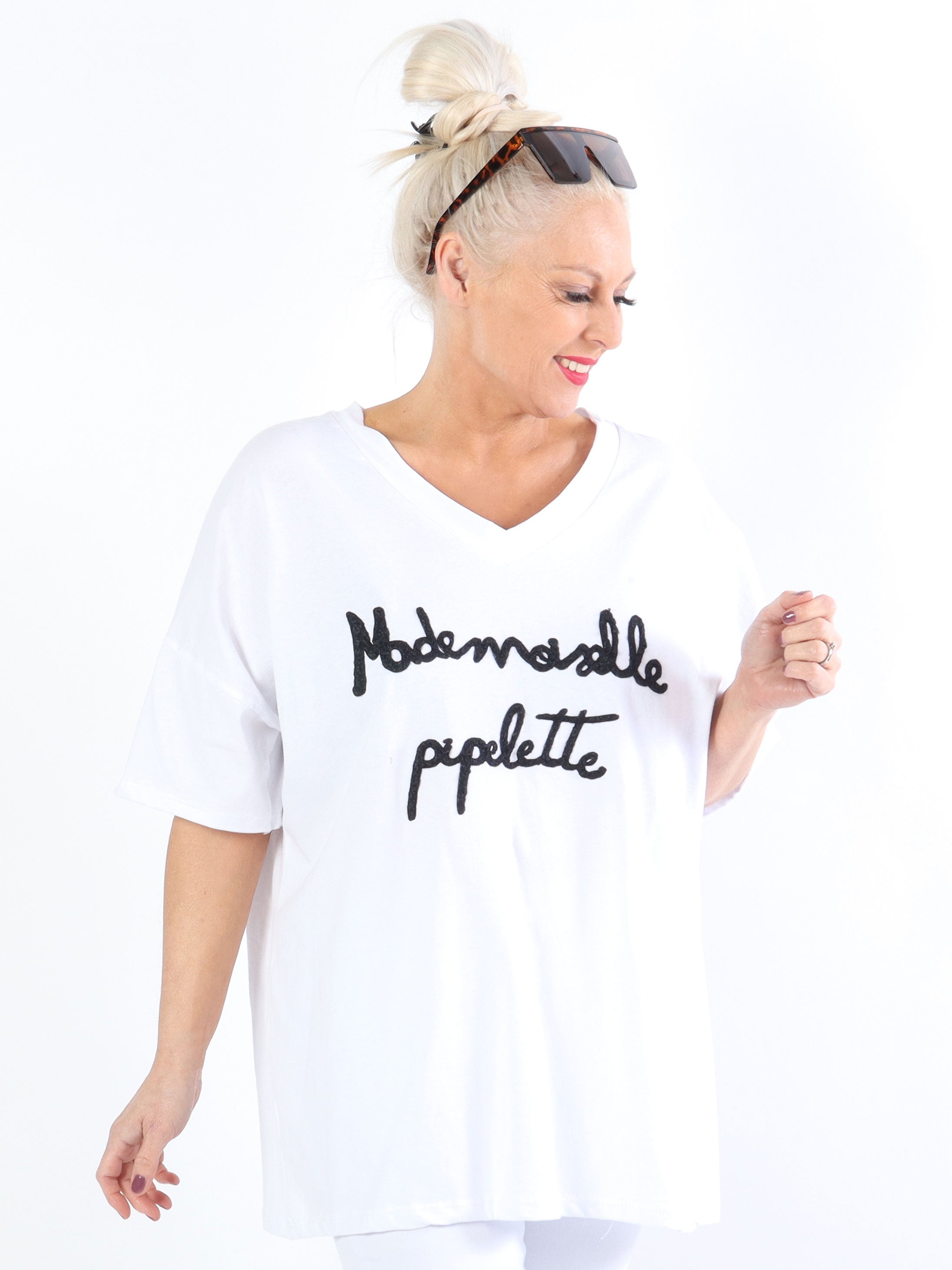 Lady - Hvid plus size t-shirt med v-hals og tekst på brystet