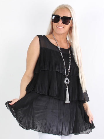 Lagos - Sort lag på lag bluse med plisseringer