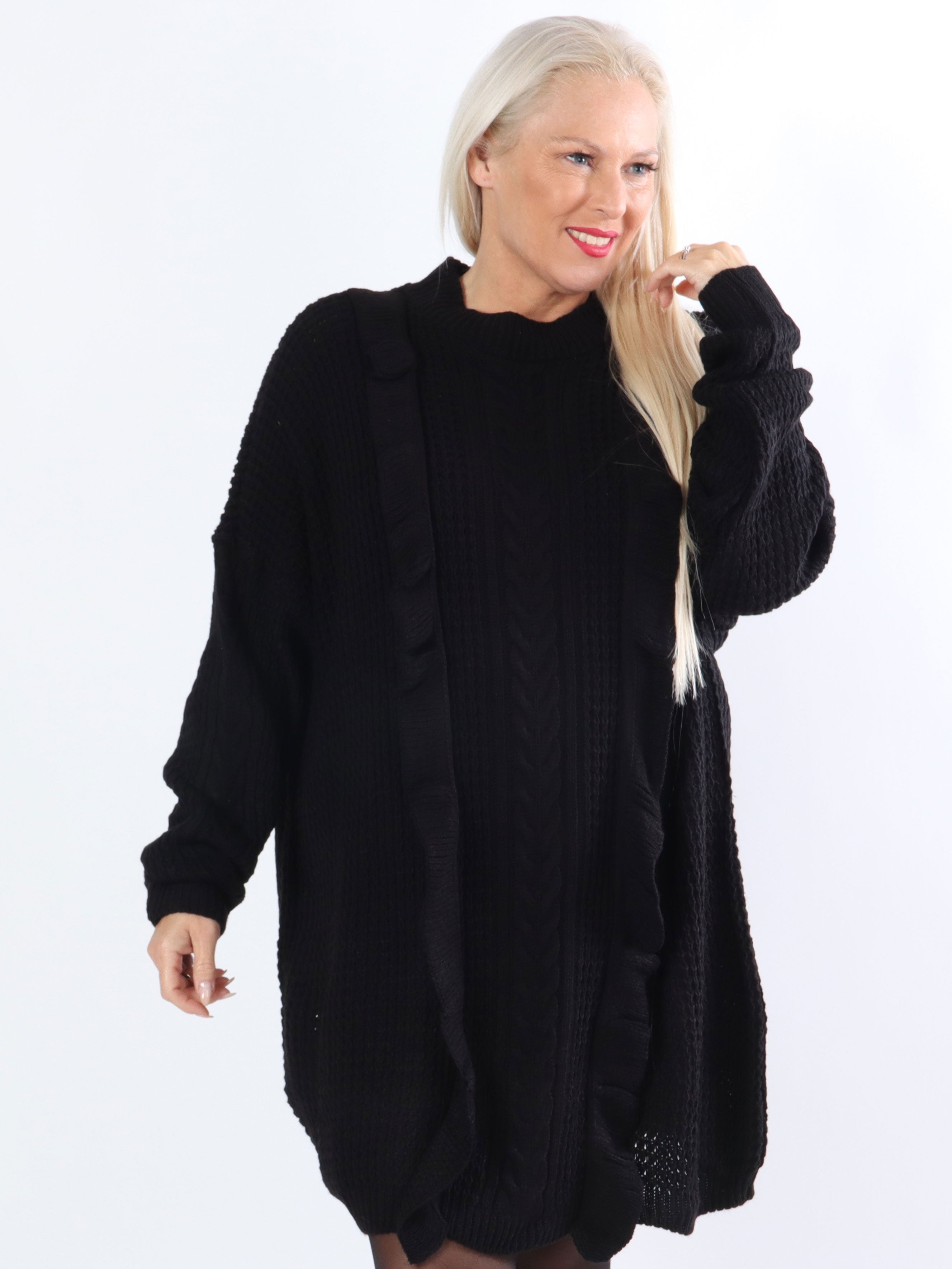 Lalisa - Strikkjole i plus size med kabelstrik og flæser