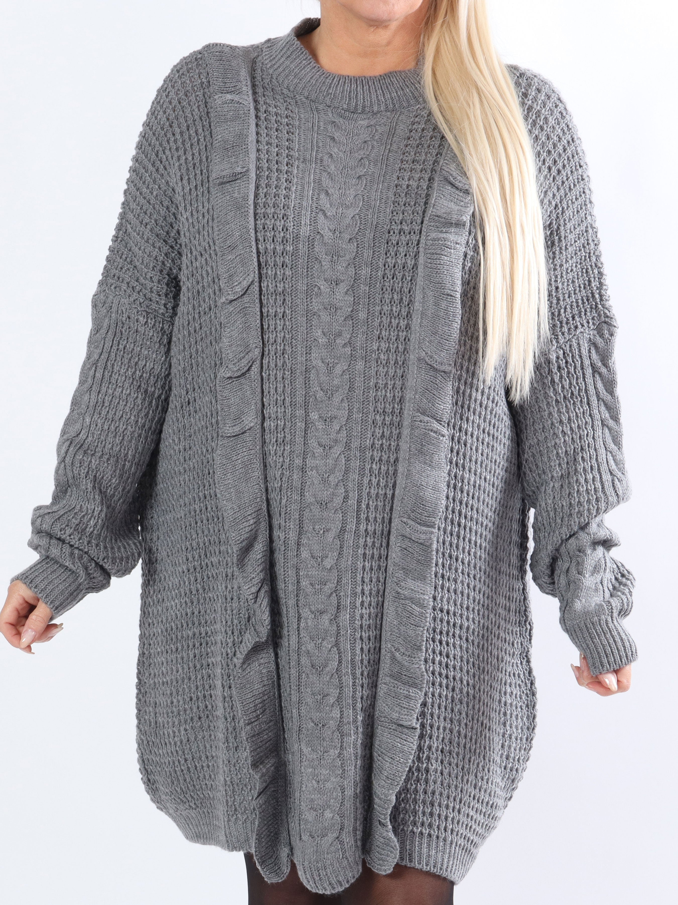 Lalisa - Strikkjole i plus size med kabelstrik og flæser