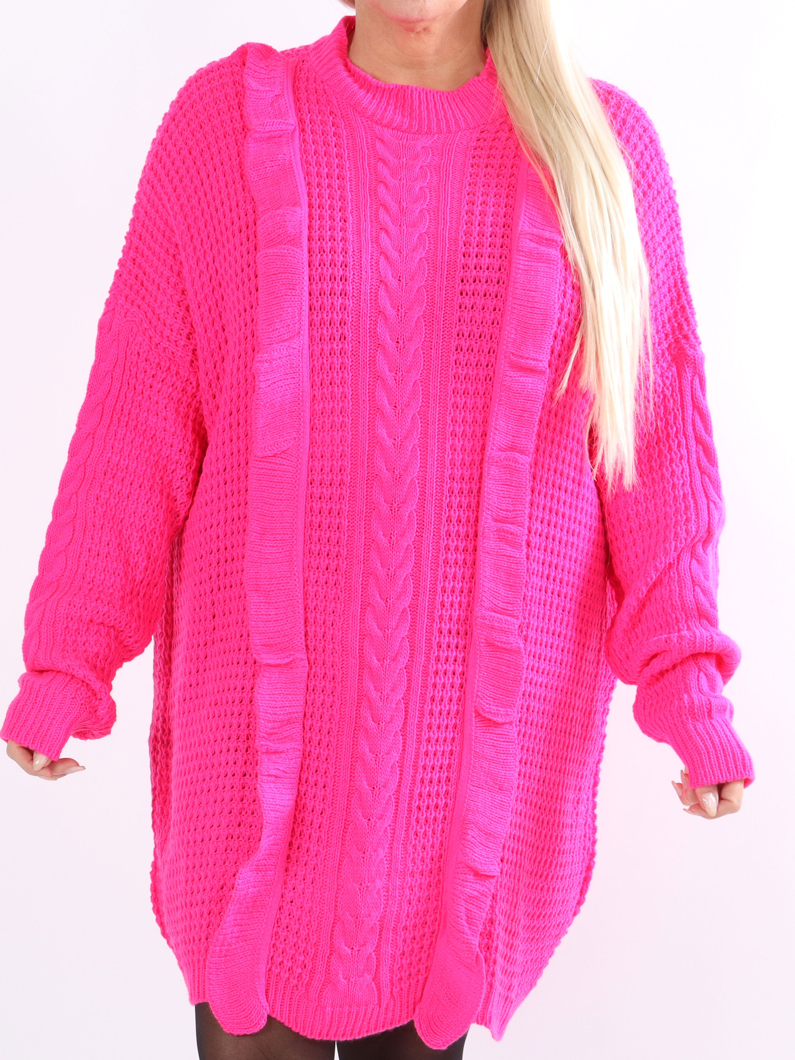 Lalisa - Strikkjole i plus size med kabelstrik og flæser