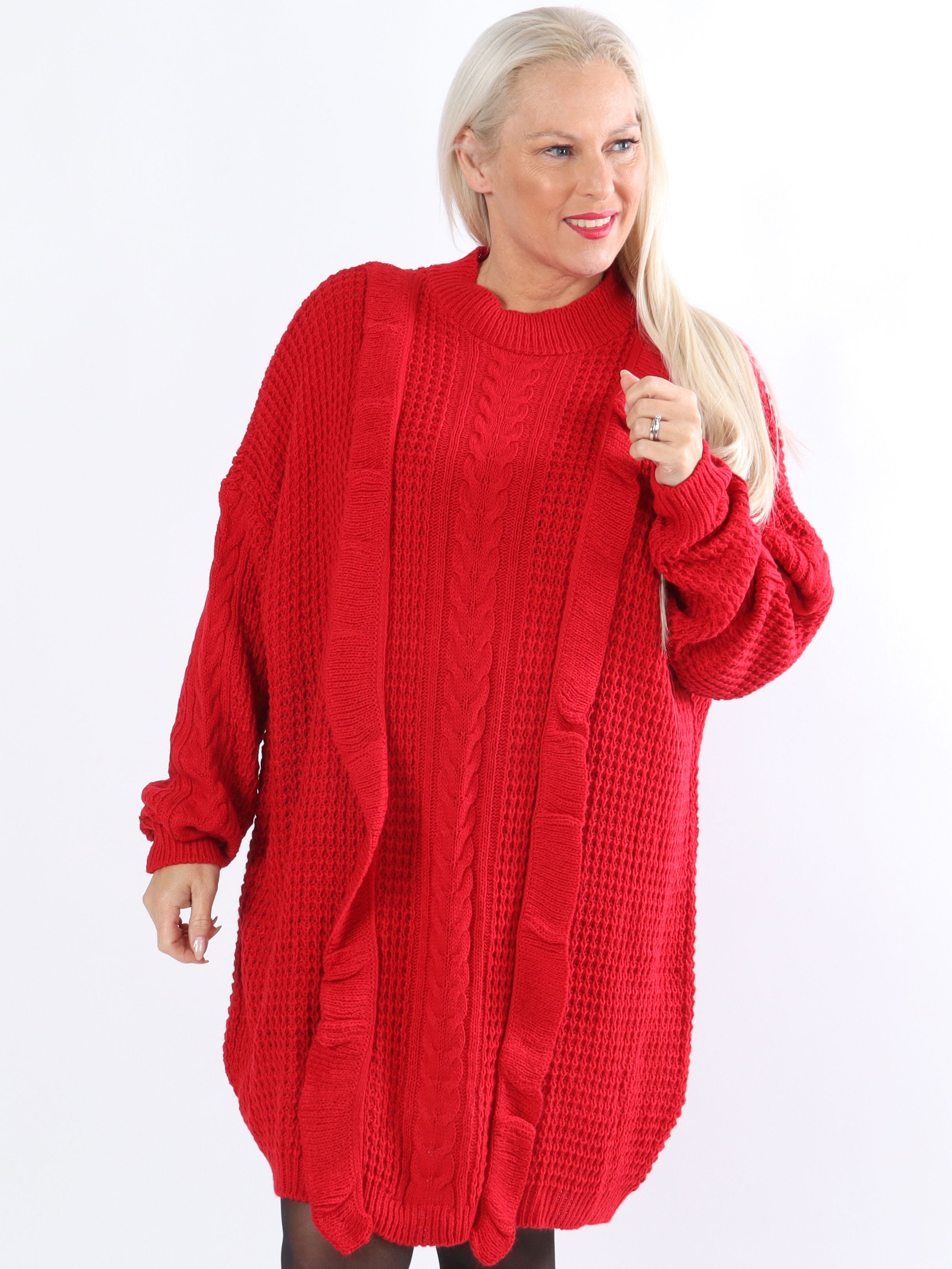 Lalisa - Strikkjole i plus size med kabelstrik og flæser