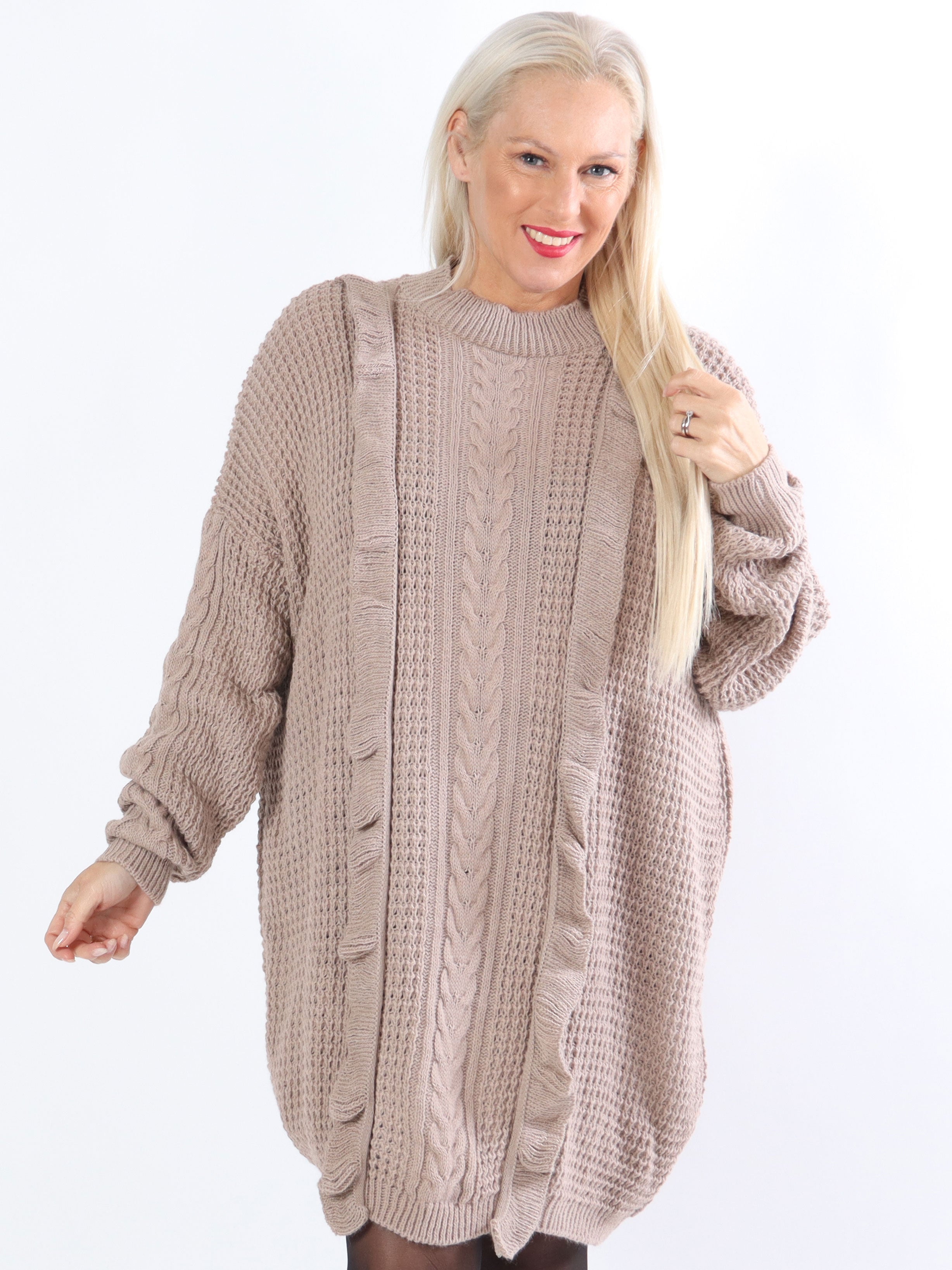 Lalisa - Strikkjole i plus size med kabelstrik og flæser