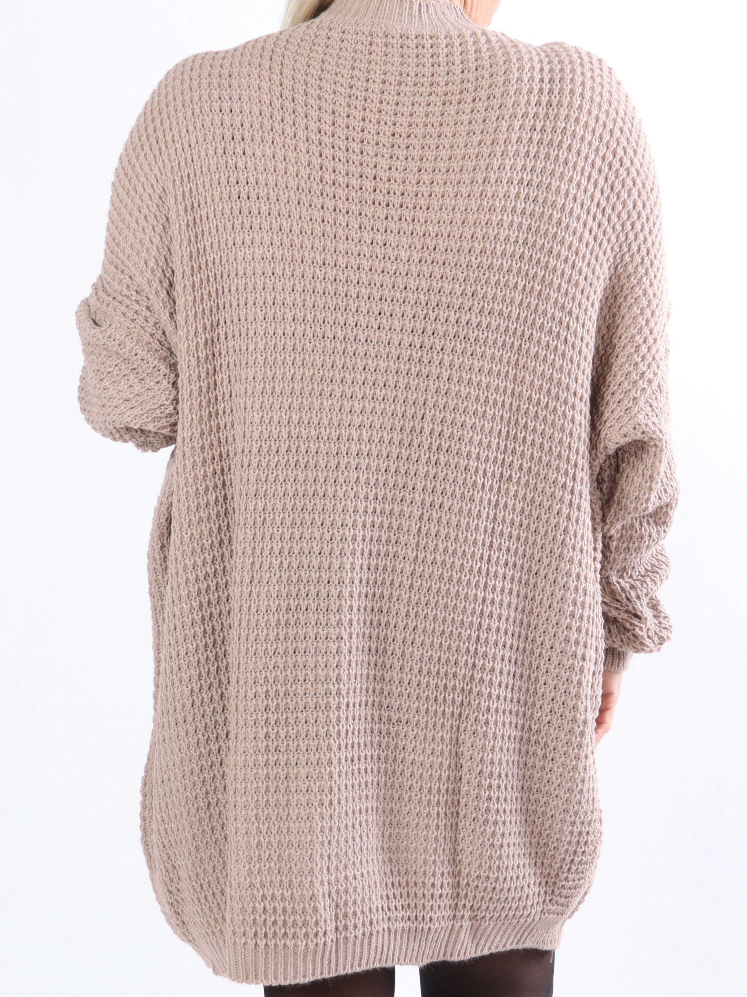 Lalisa - Strikkjole i plus size med kabelstrik og flæser