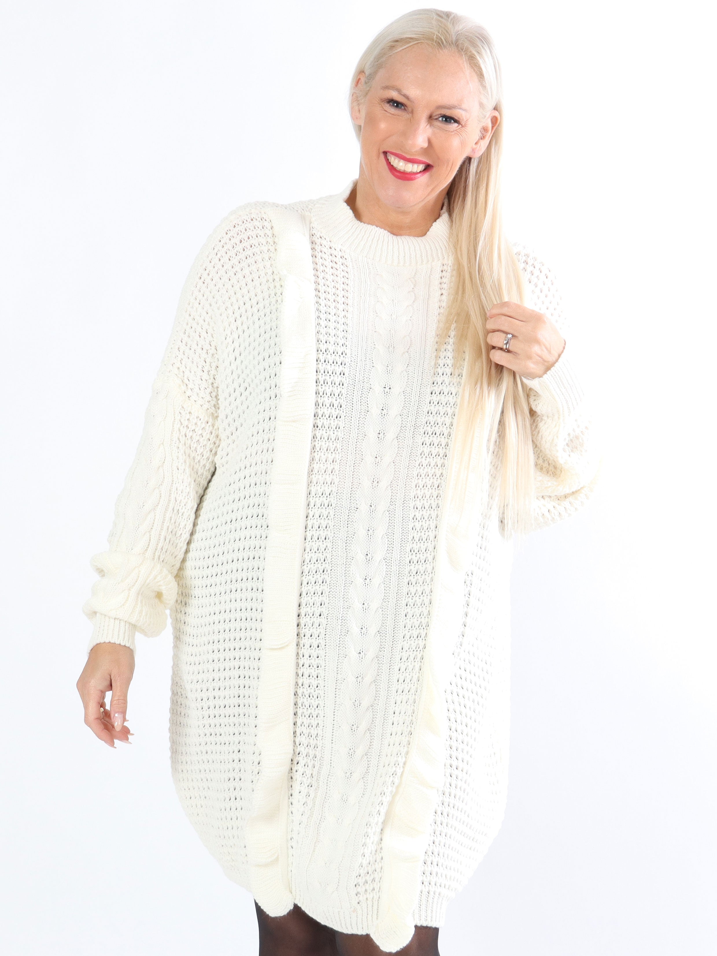 Lalisa - Strikkjole i plus size med kabelstrik og flæser