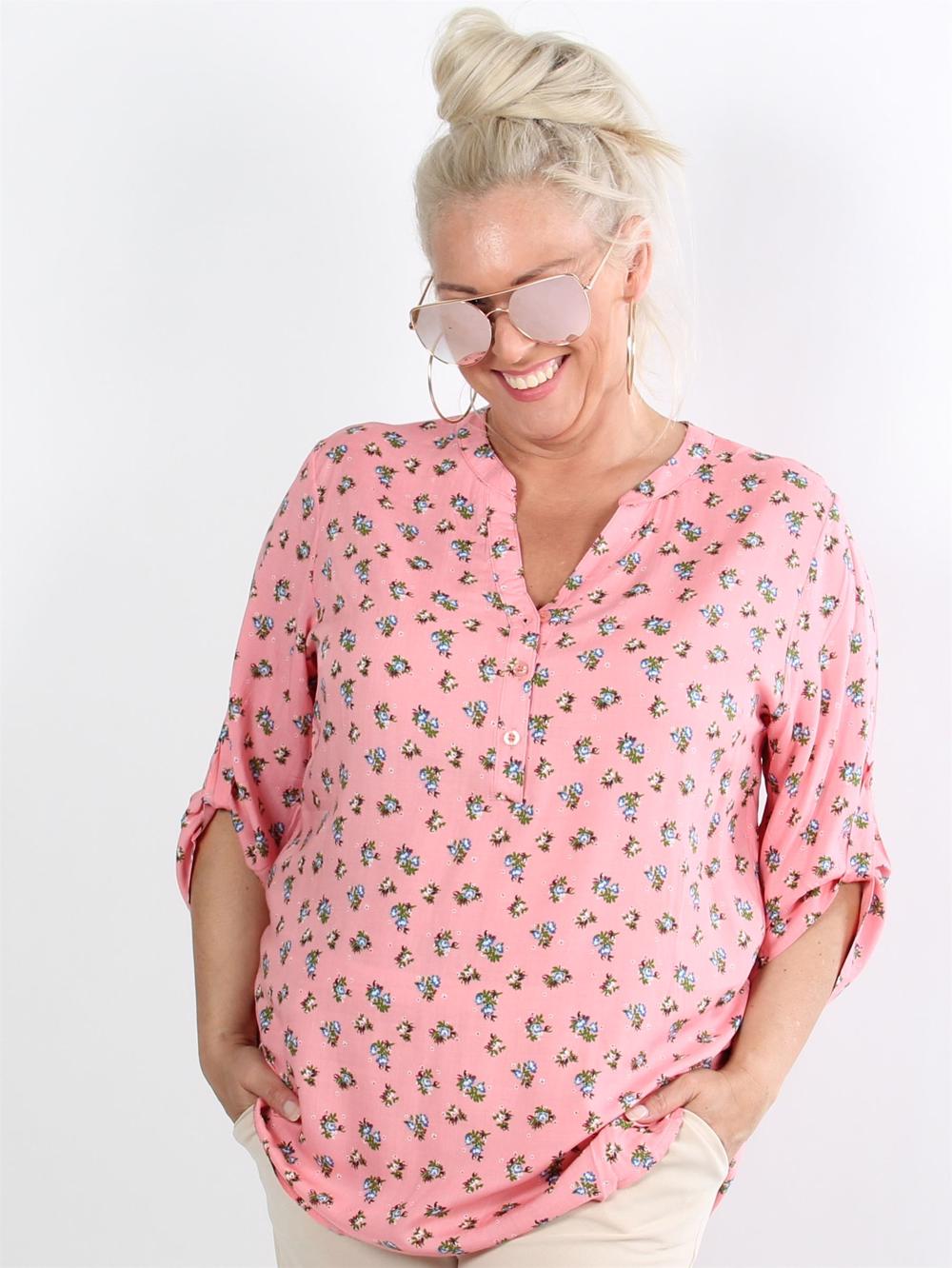 Leilani - Ferskenfarvet skjorte med blomsterprint