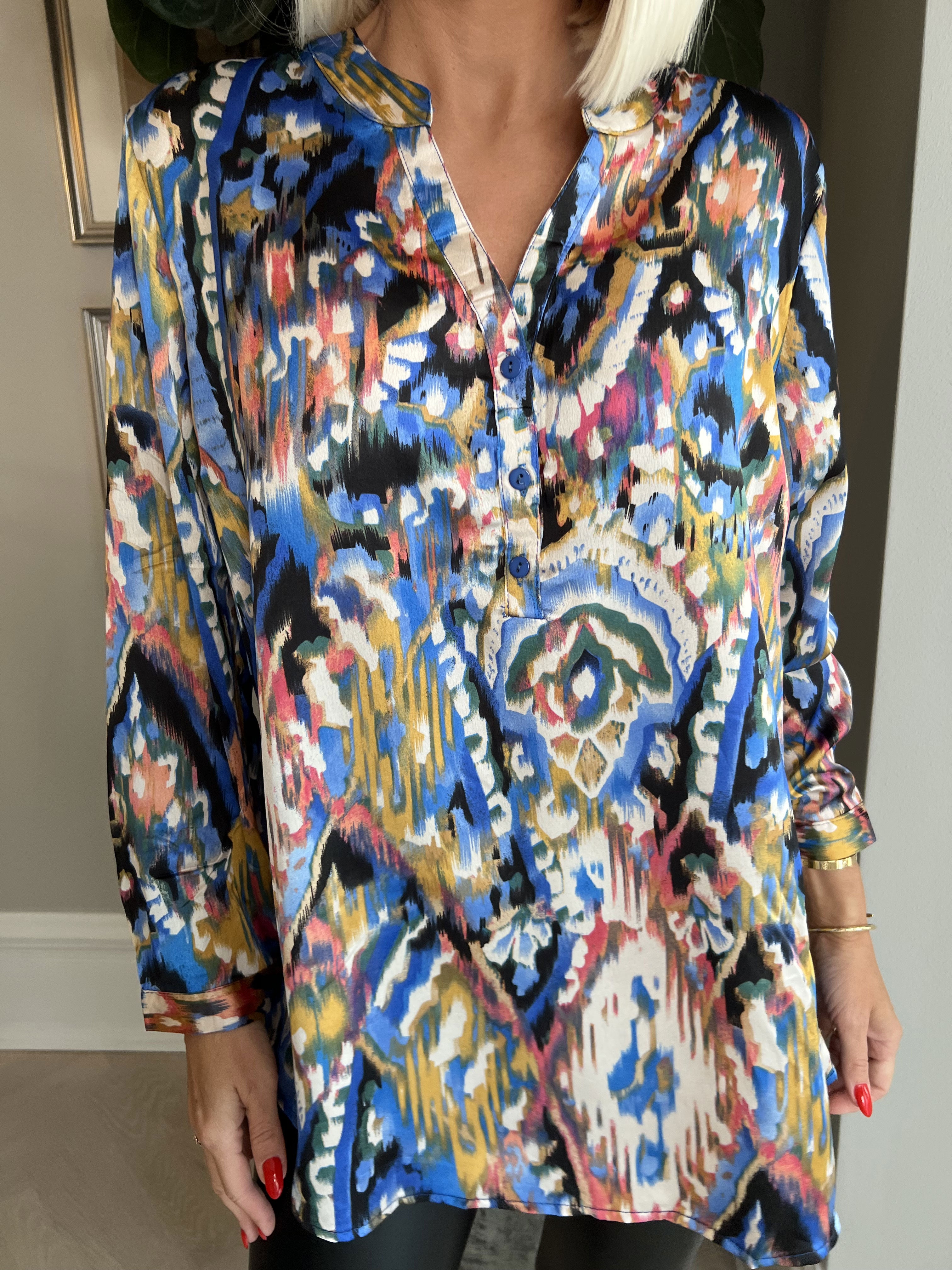 Leona - Flerfarvet mønstret skjorte i silkelook