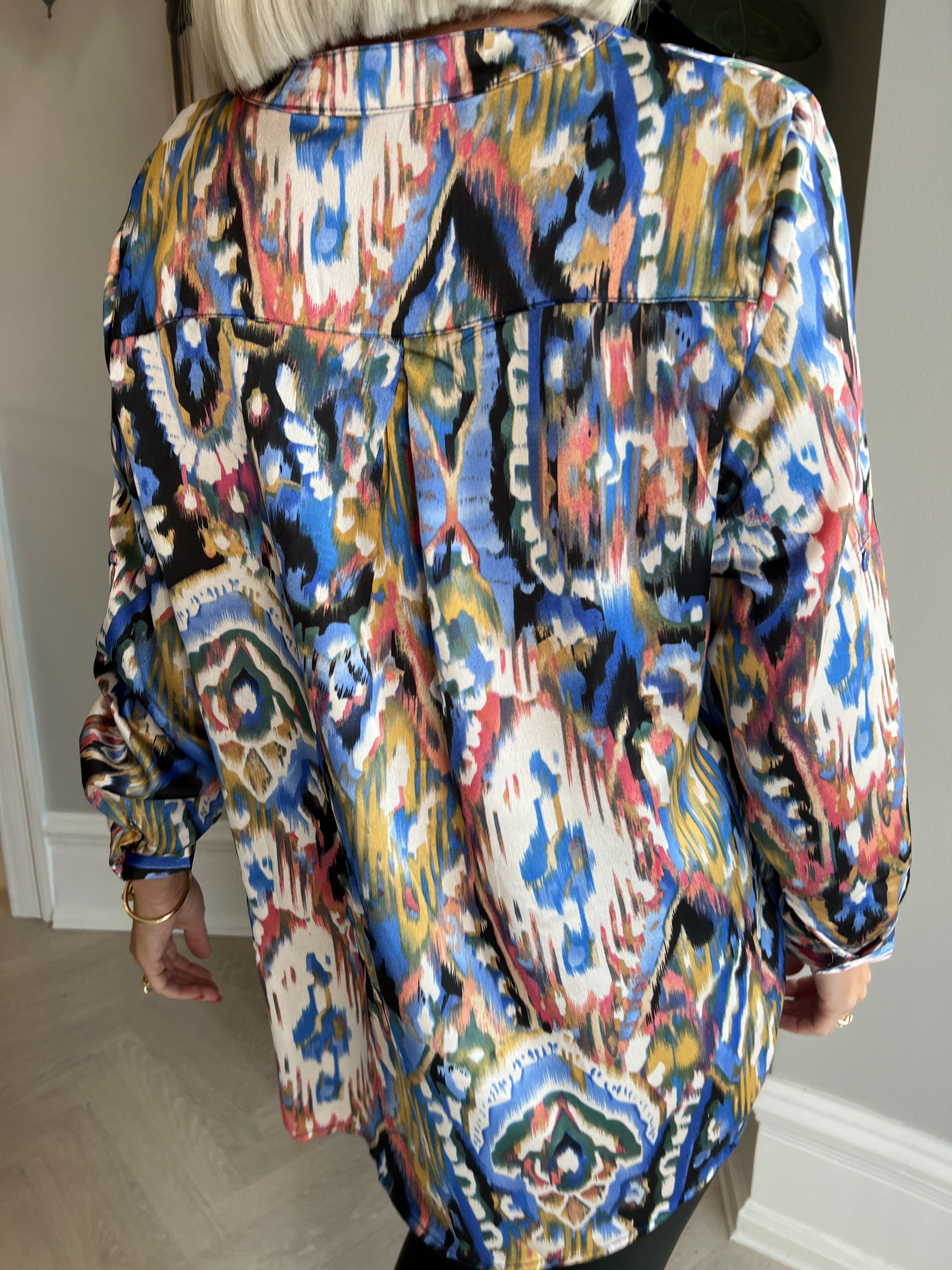 Leona - Flerfarvet mønstret skjorte i silkelook