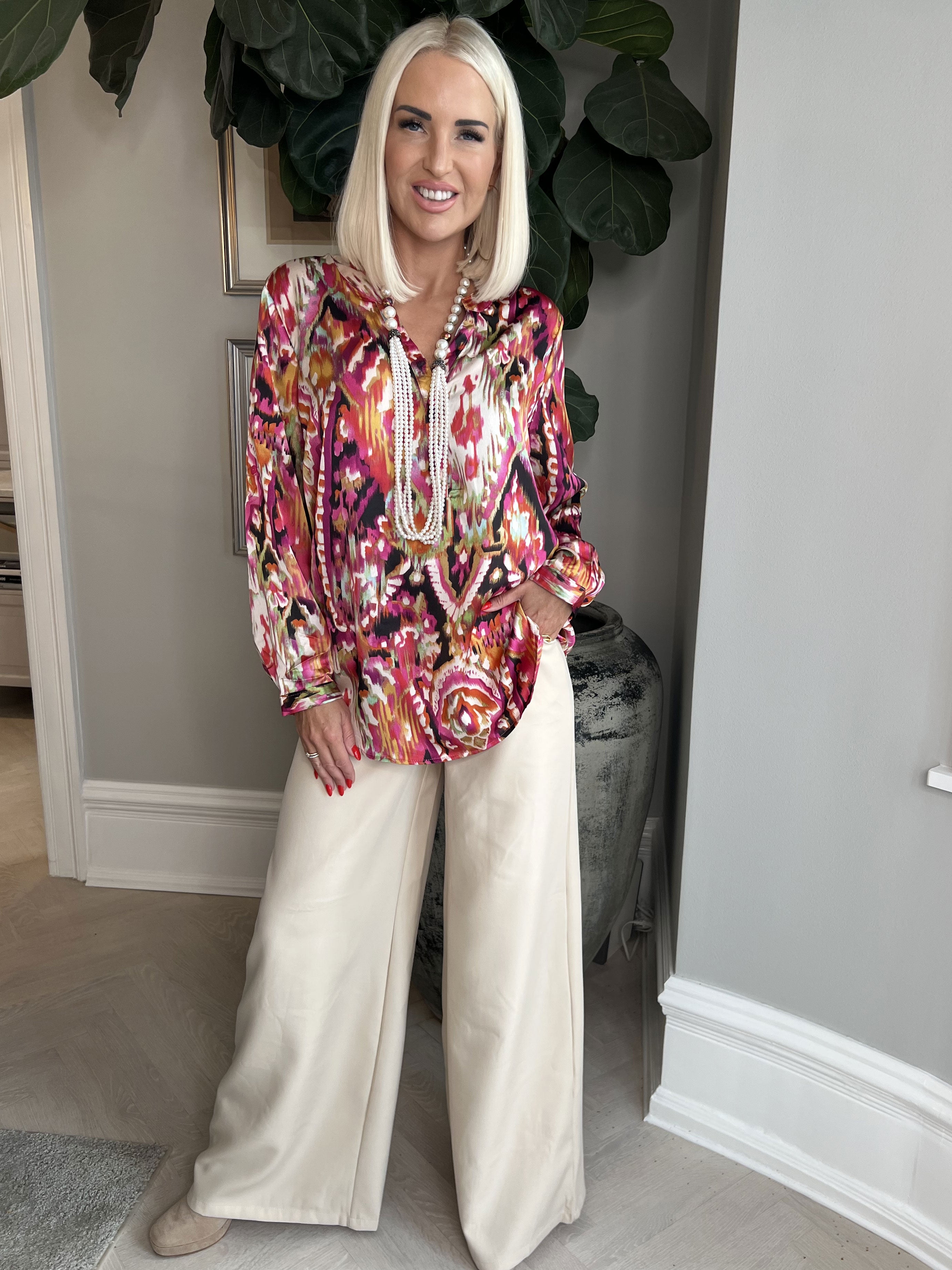 Leona - Flerfarvet mønstret skjorte i silkelook