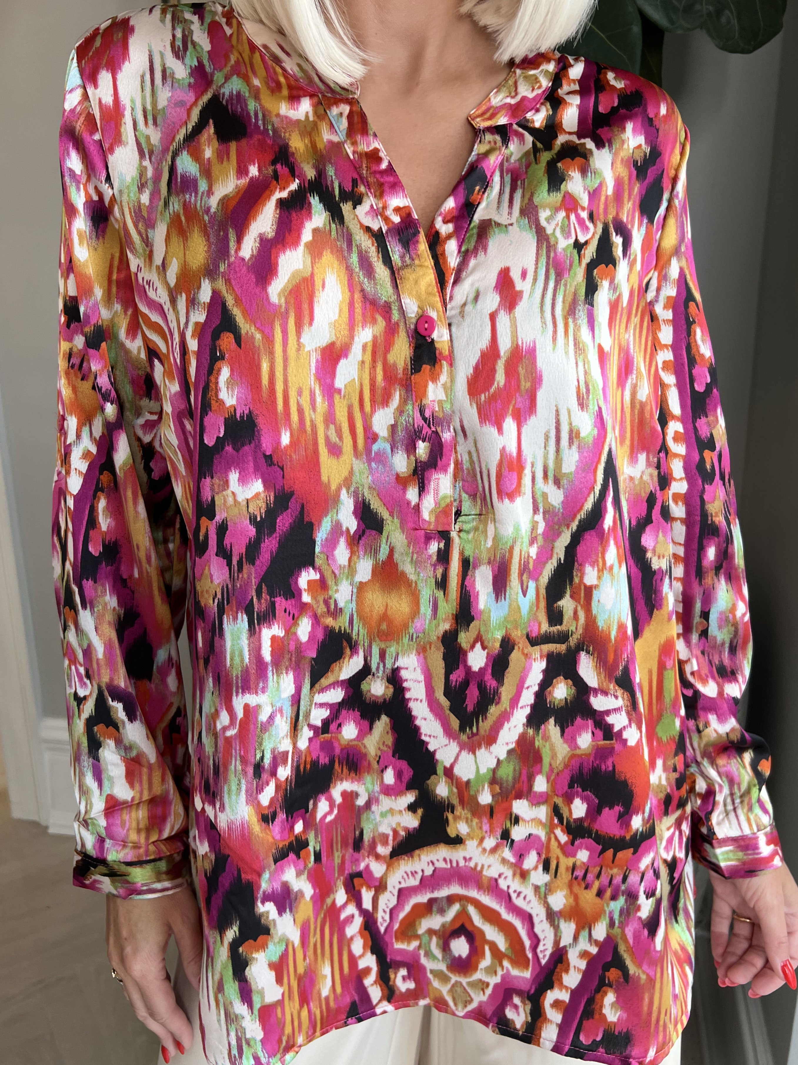 Leona - Flerfarvet mønstret skjorte i silkelook