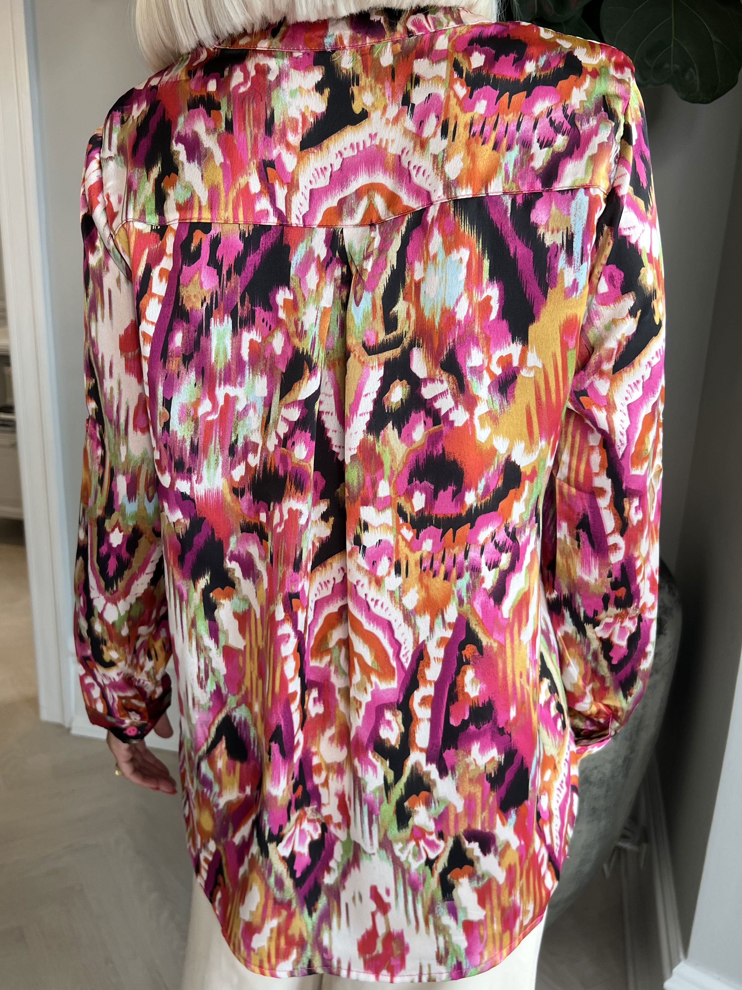 Leona - Flerfarvet mønstret skjorte i silkelook