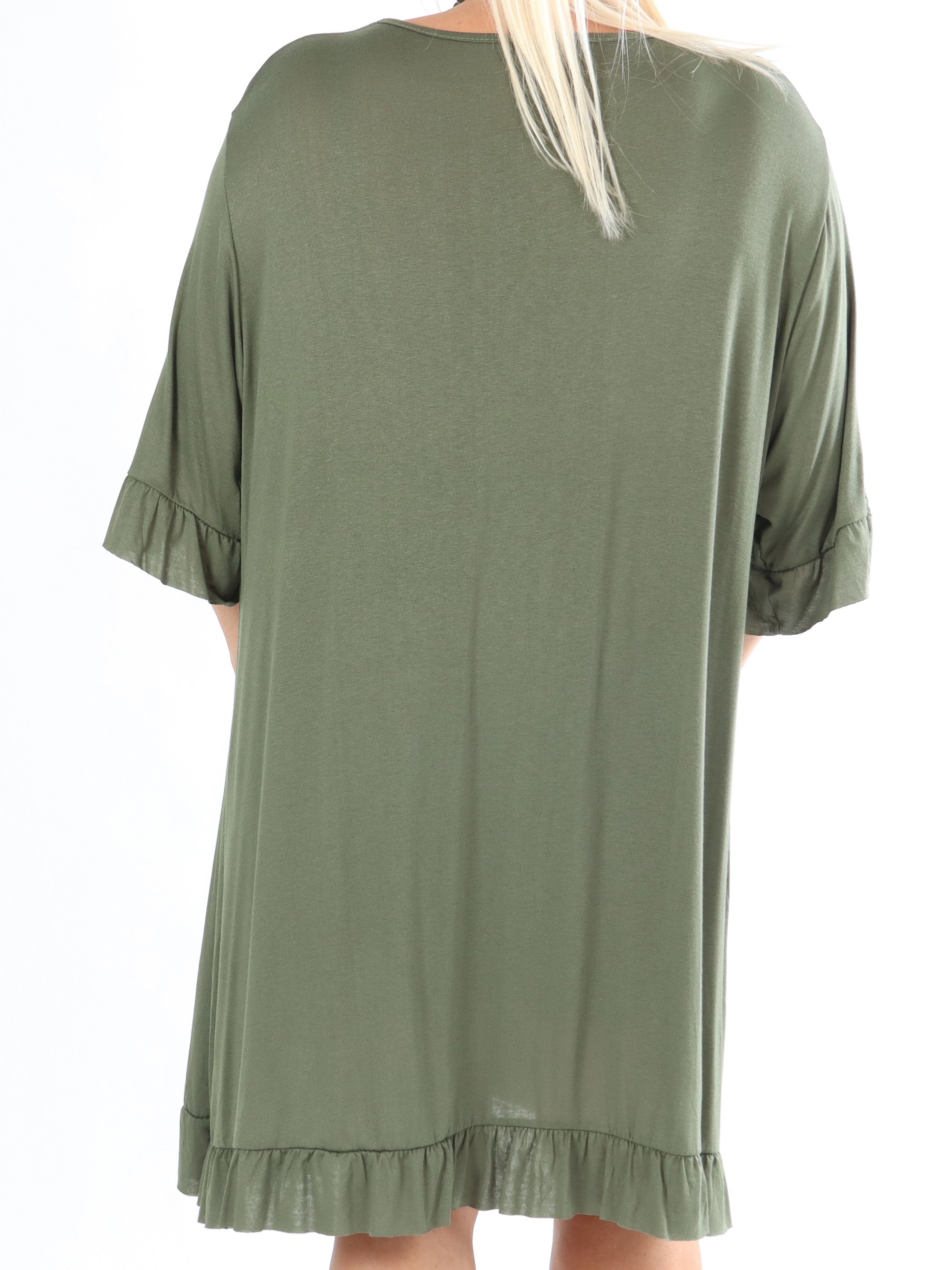 Leonara - Simpel plus size kjole i viscose med flæsekanter