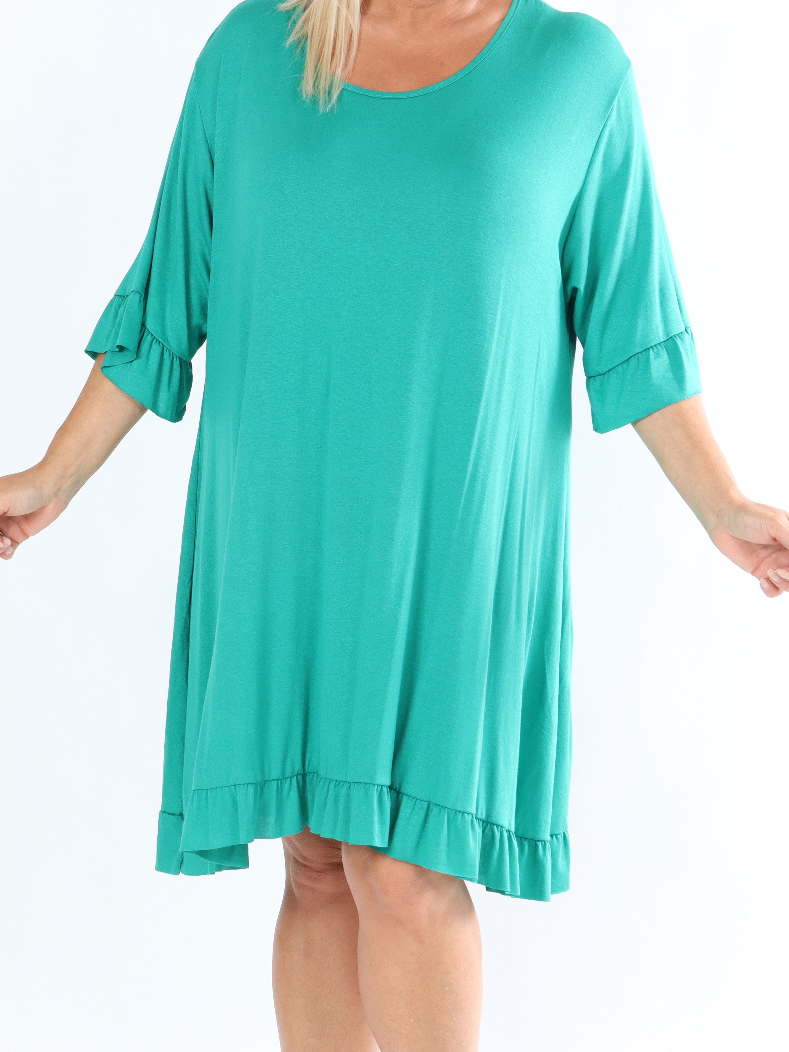 Leonara - Simpel plus size kjole i viscose med flæsekanter