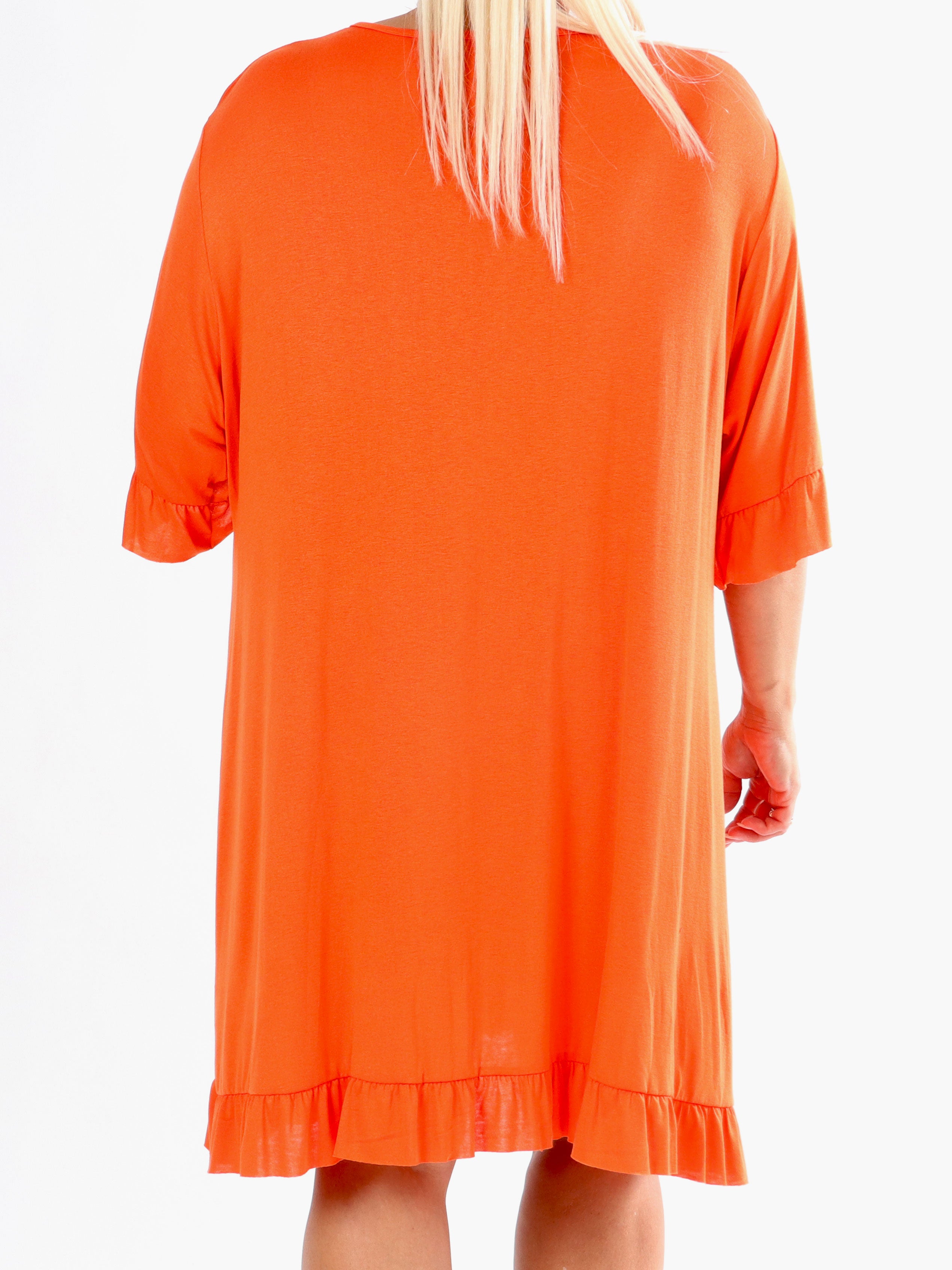 Leonara - Simpel plus size kjole i viscose med flæsekanter