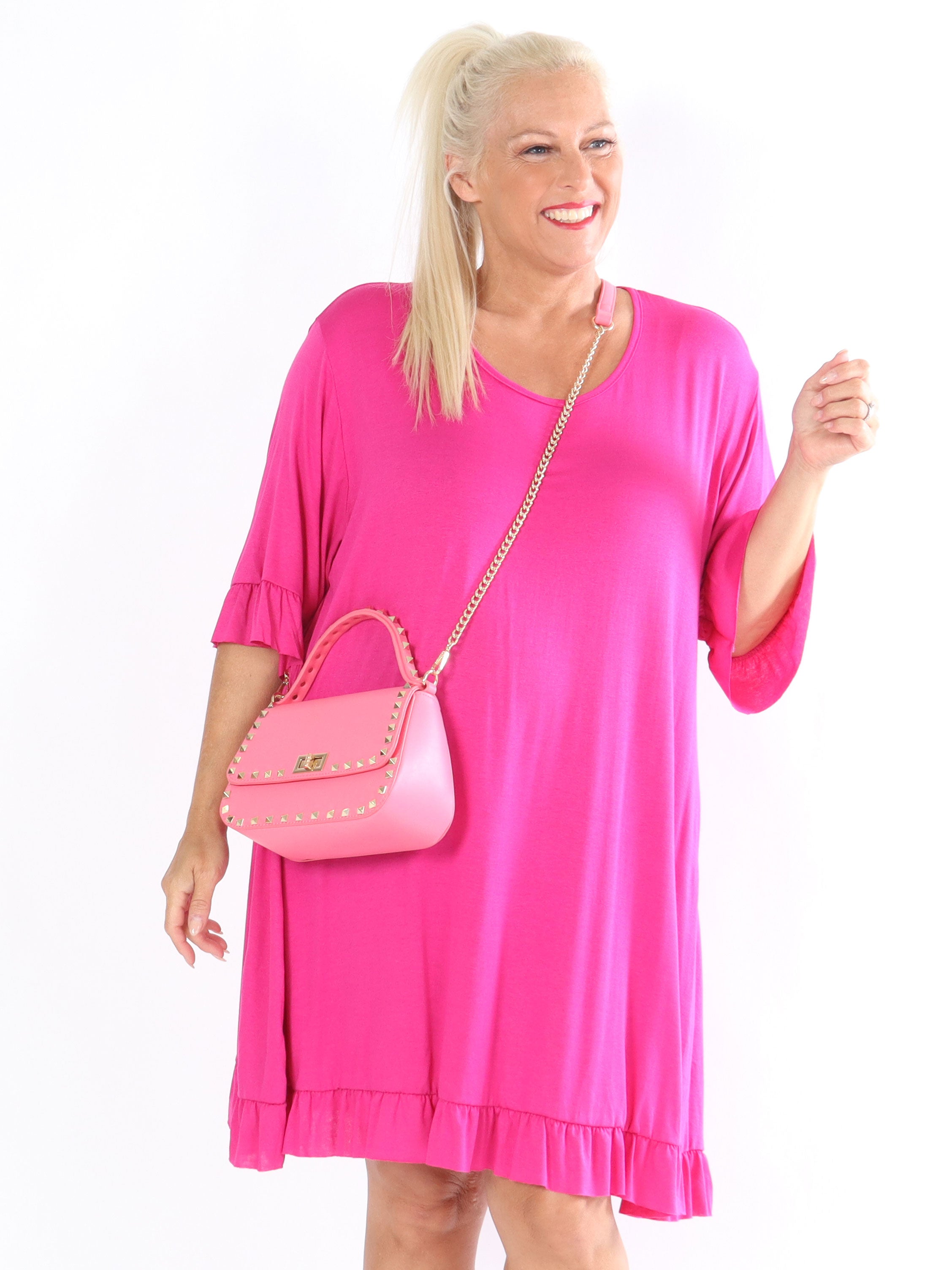 Leonara - Simpel plus size kjole i viscose med flæsekanter