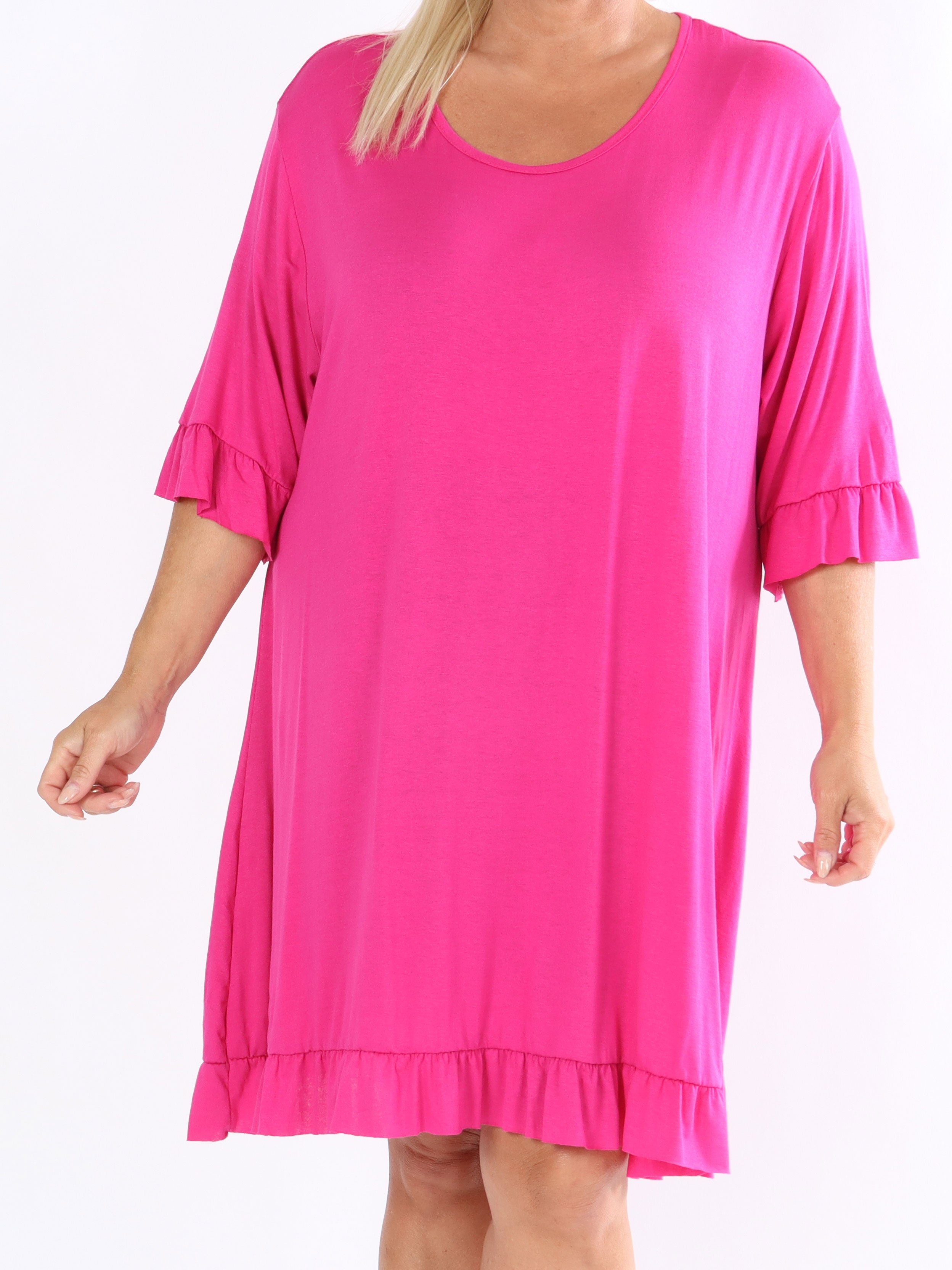 Leonara - Simpel plus size kjole i viscose med flæsekanter