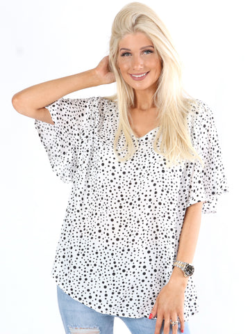 Leslie - Sort bluse med prikker og søde ærmer