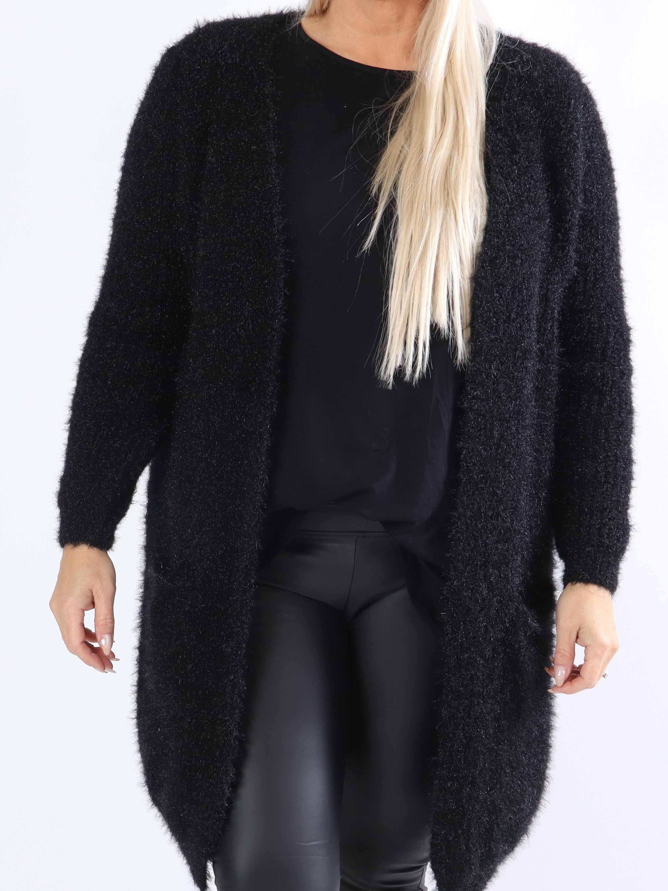 Levy - Sort plus size fluffy cardigan med lommer