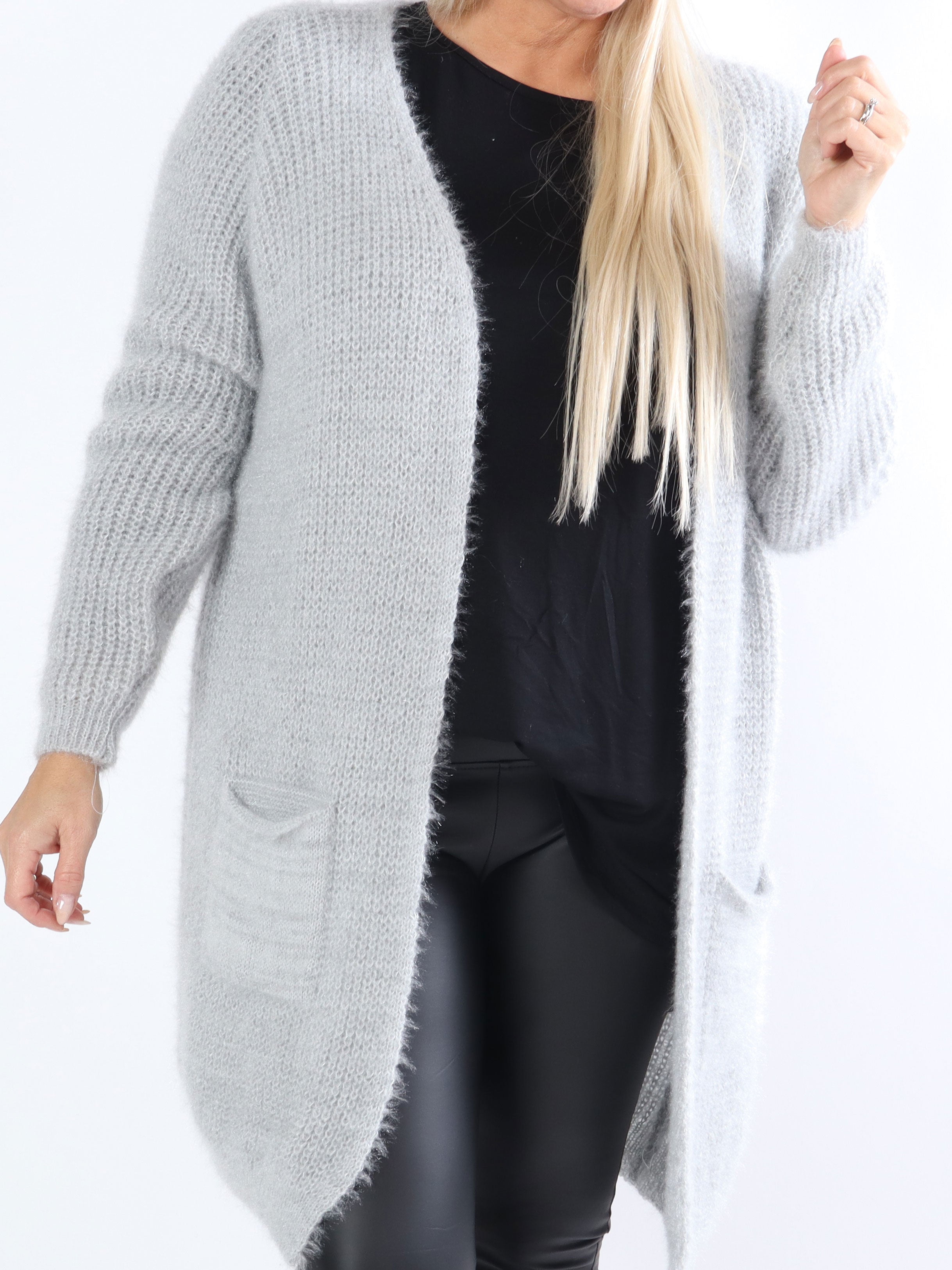 Levy - Sort plus size fluffy cardigan med lommer