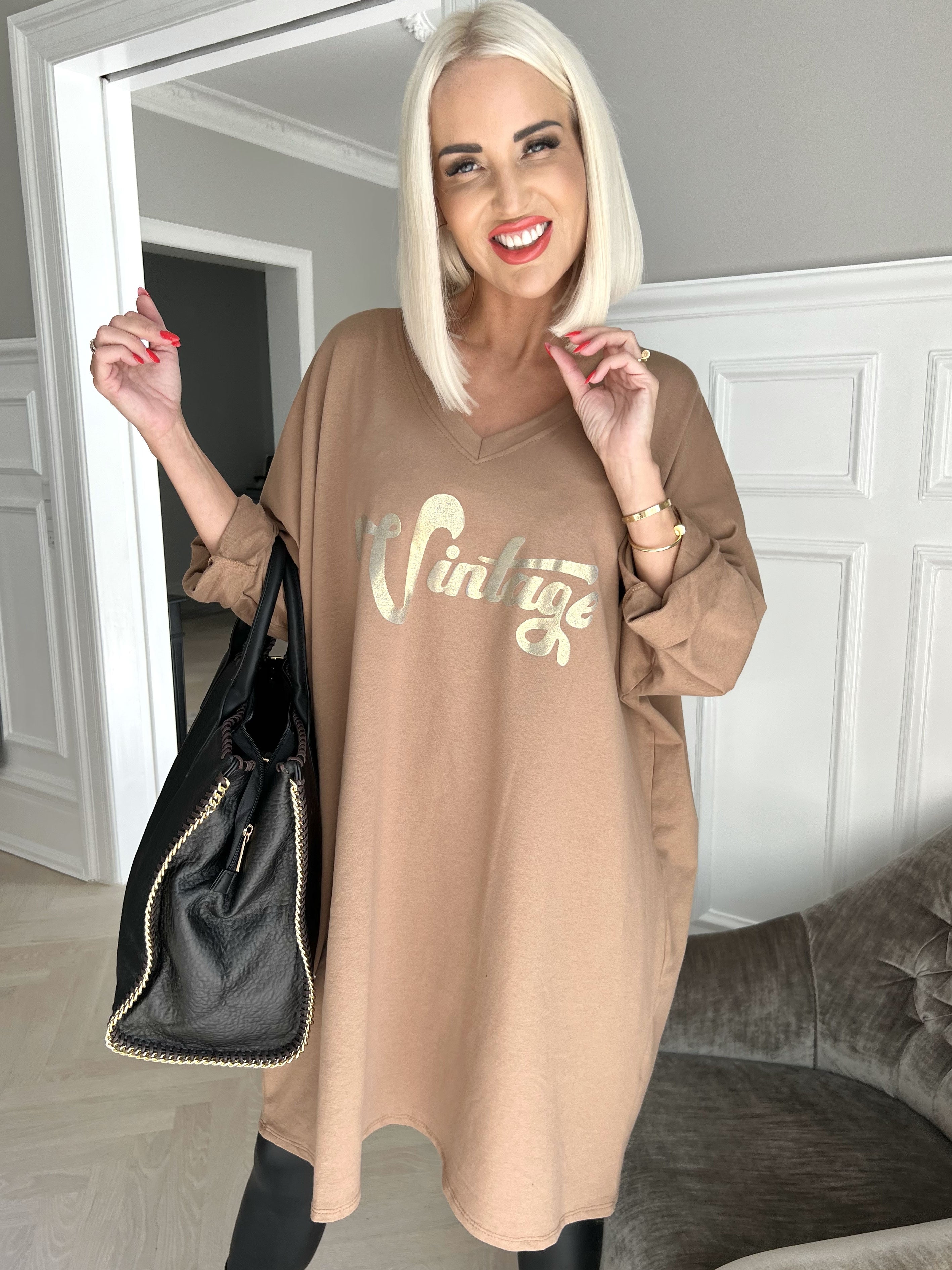 Liana - Joggingkjole med guldskrift