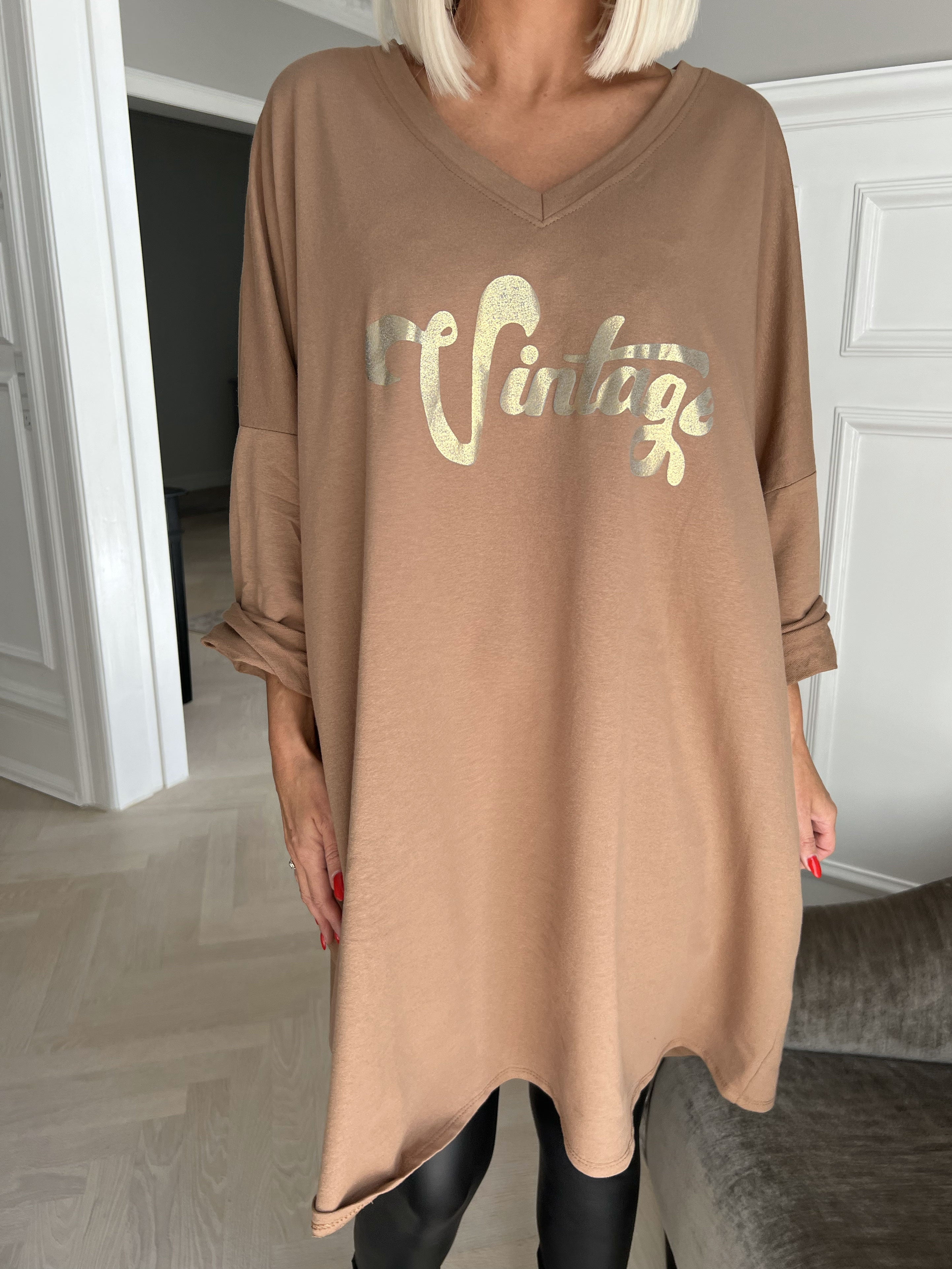 Liana - Joggingkjole med guldskrift