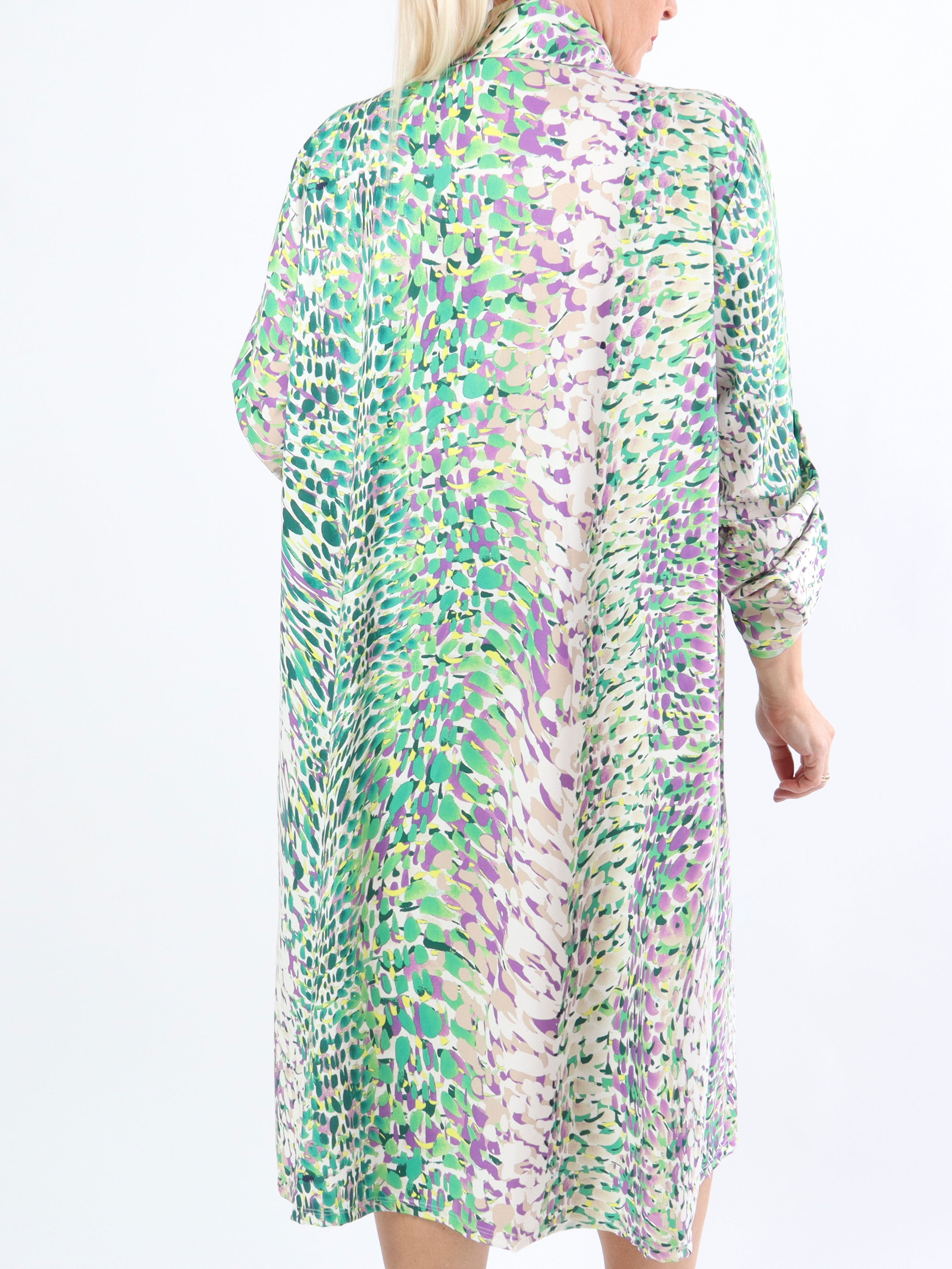 Lilly - Sød mønstret plus size kjole med skjortekrave