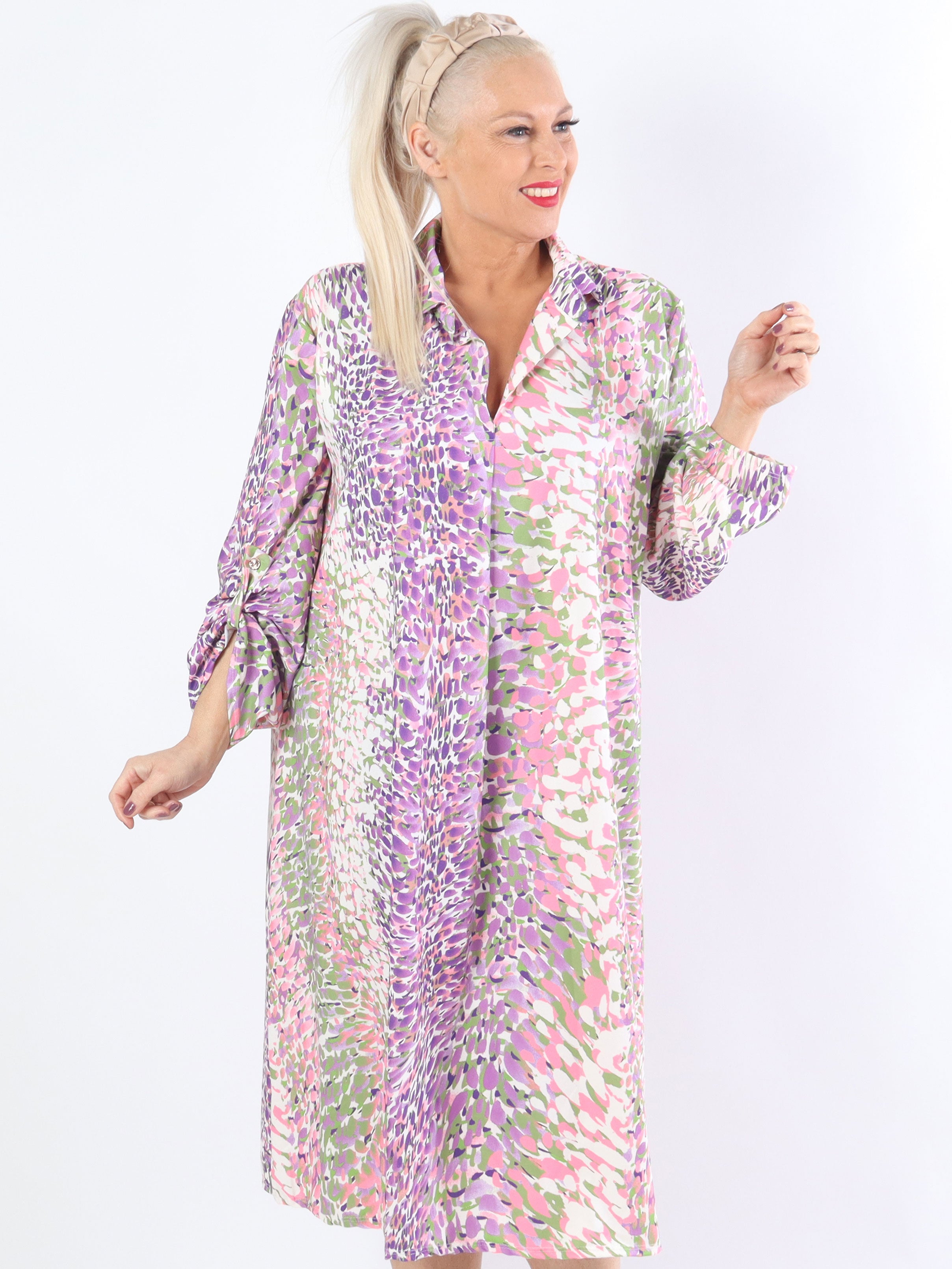 Lilly - Sød mønstret plus size kjole med skjortekrave