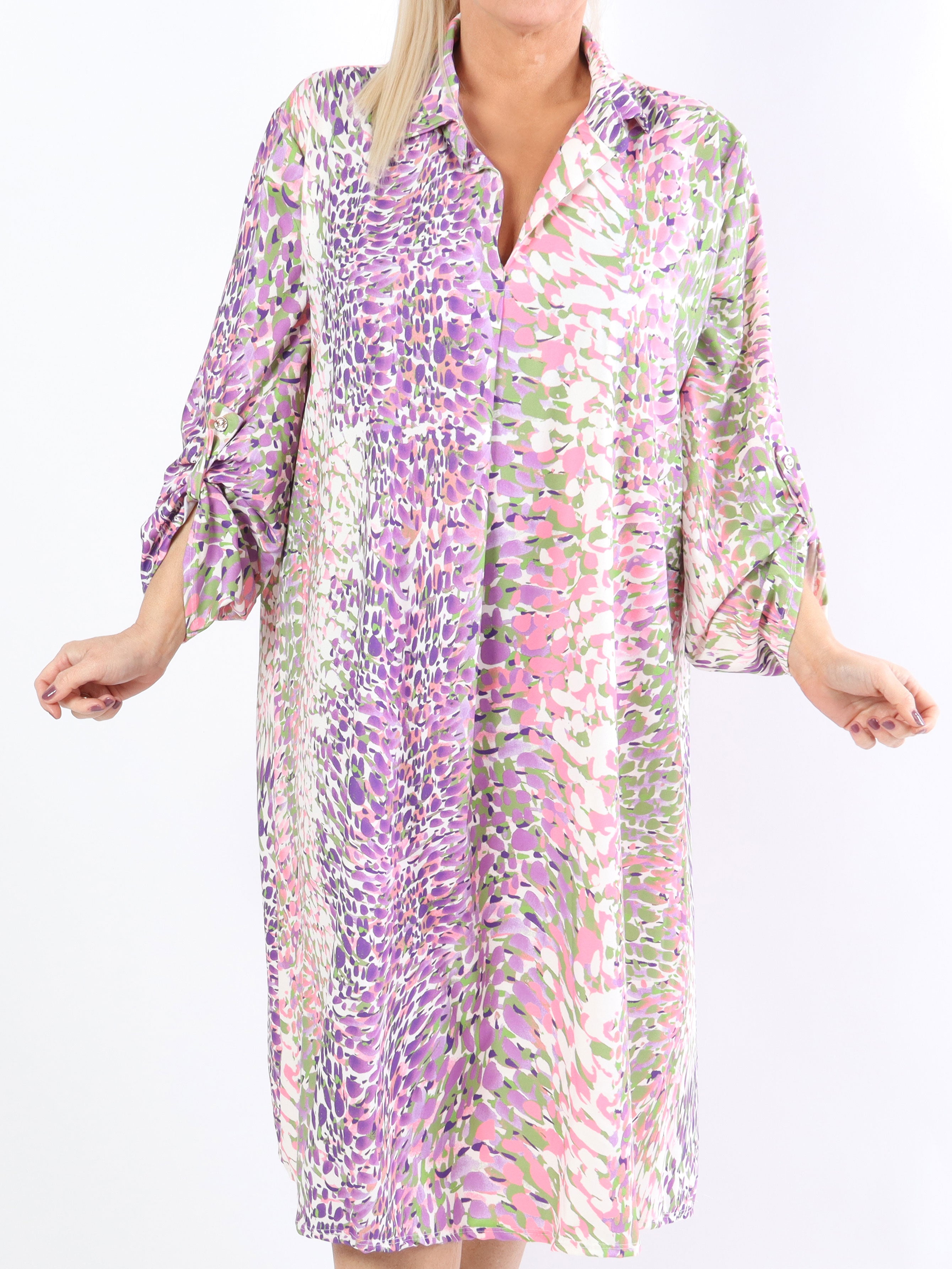 Lilly - Sød mønstret plus size kjole med skjortekrave