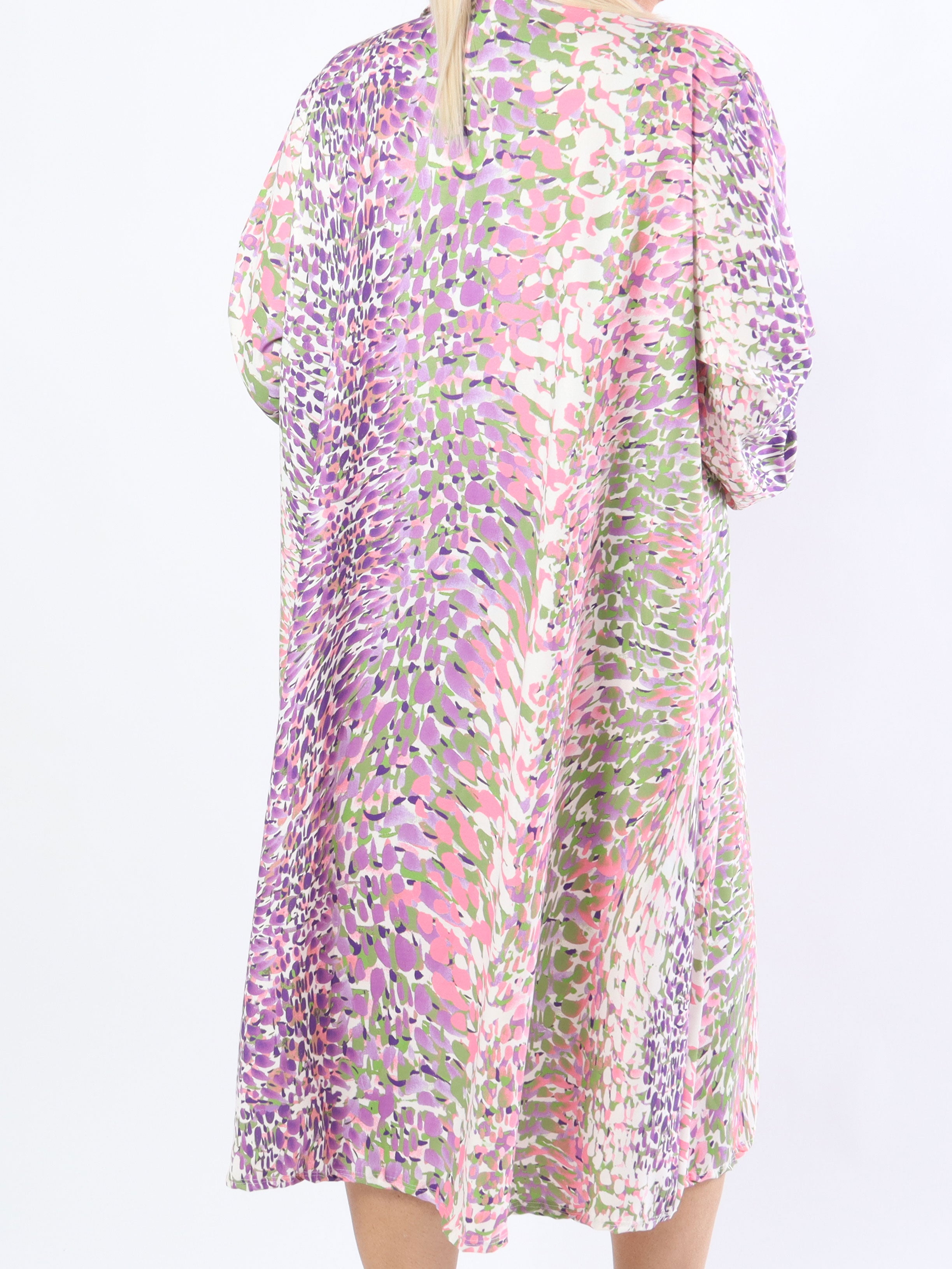 Lilly - Sød mønstret plus size kjole med skjortekrave