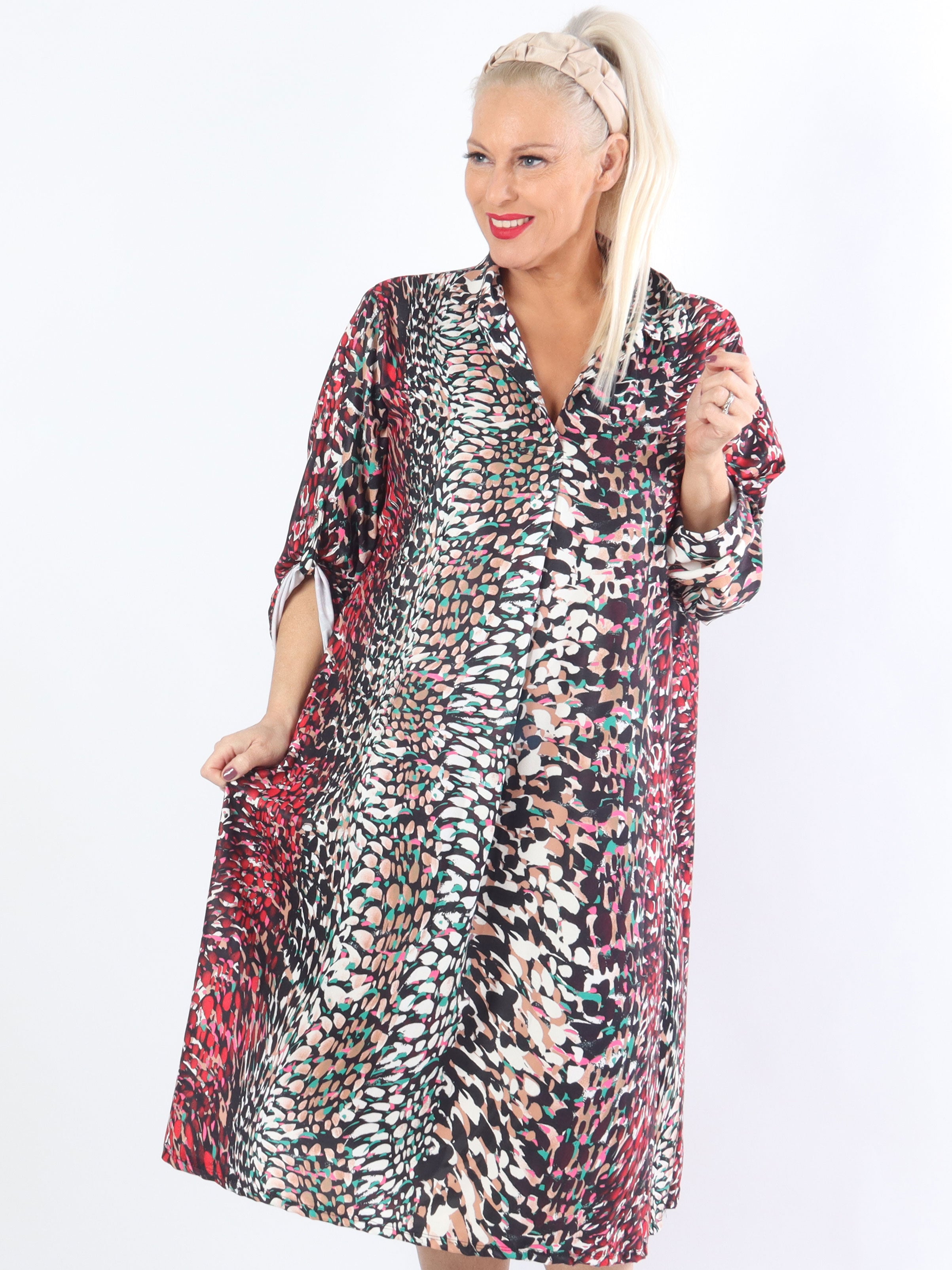 Lilly - Sød mønstret plus size kjole med skjortekrave