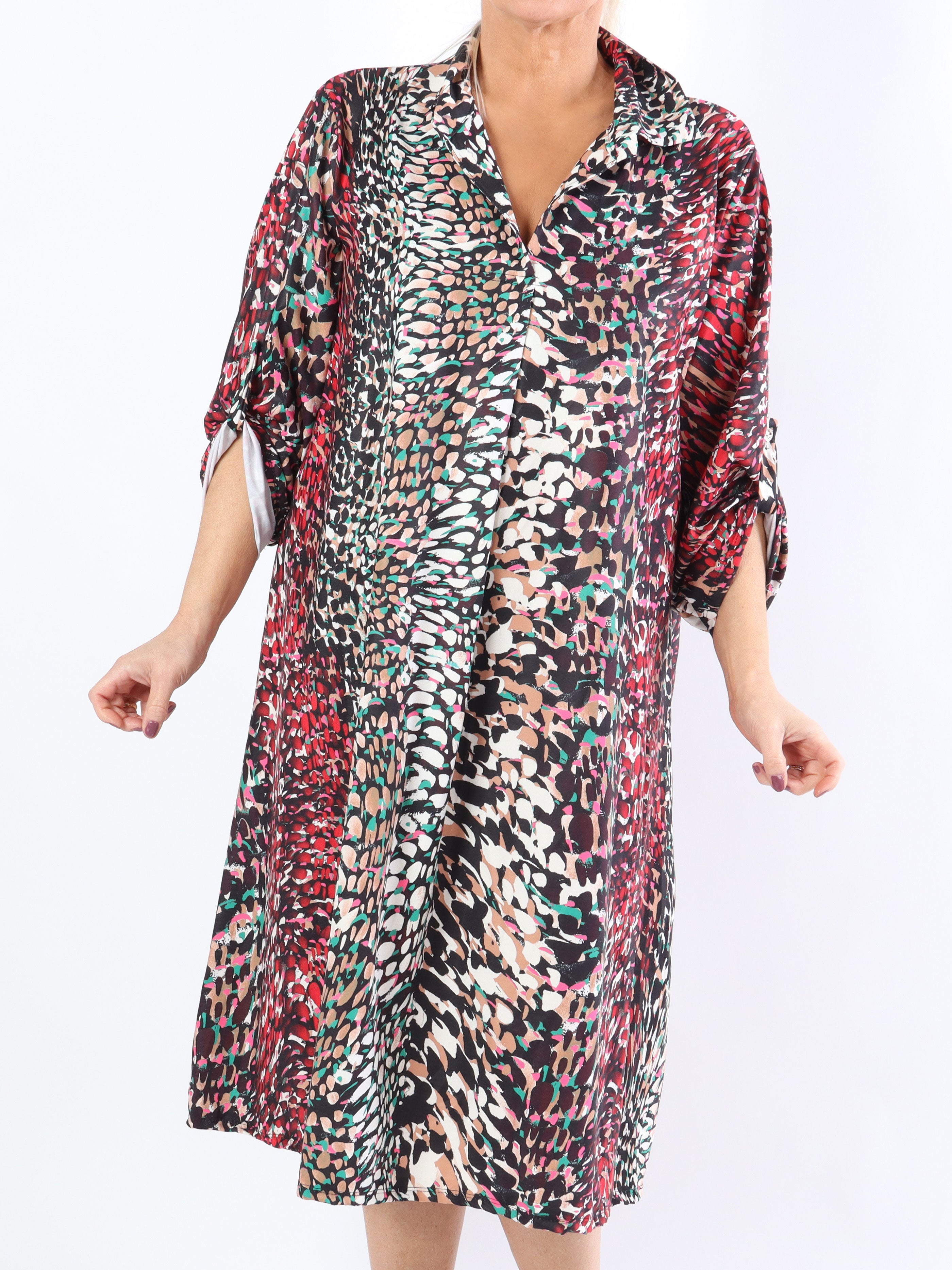 Lilly - Sød mønstret plus size kjole med skjortekrave