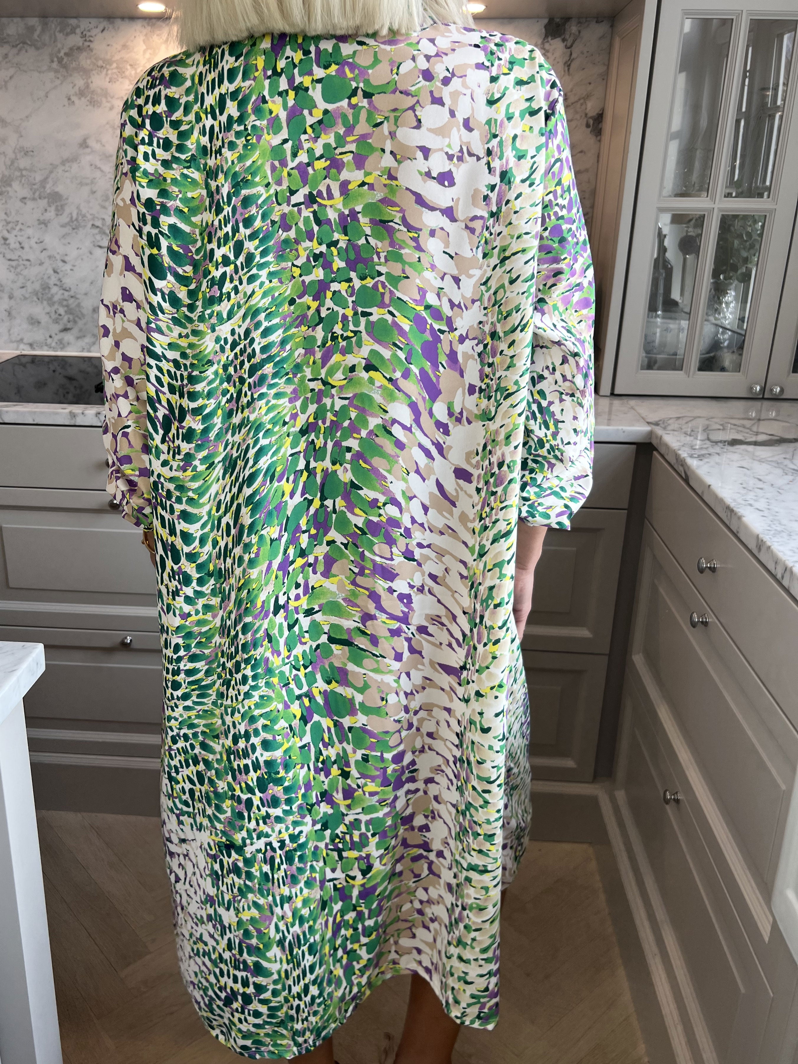 Lilly - Sød mønstret kjole med skjortekrave