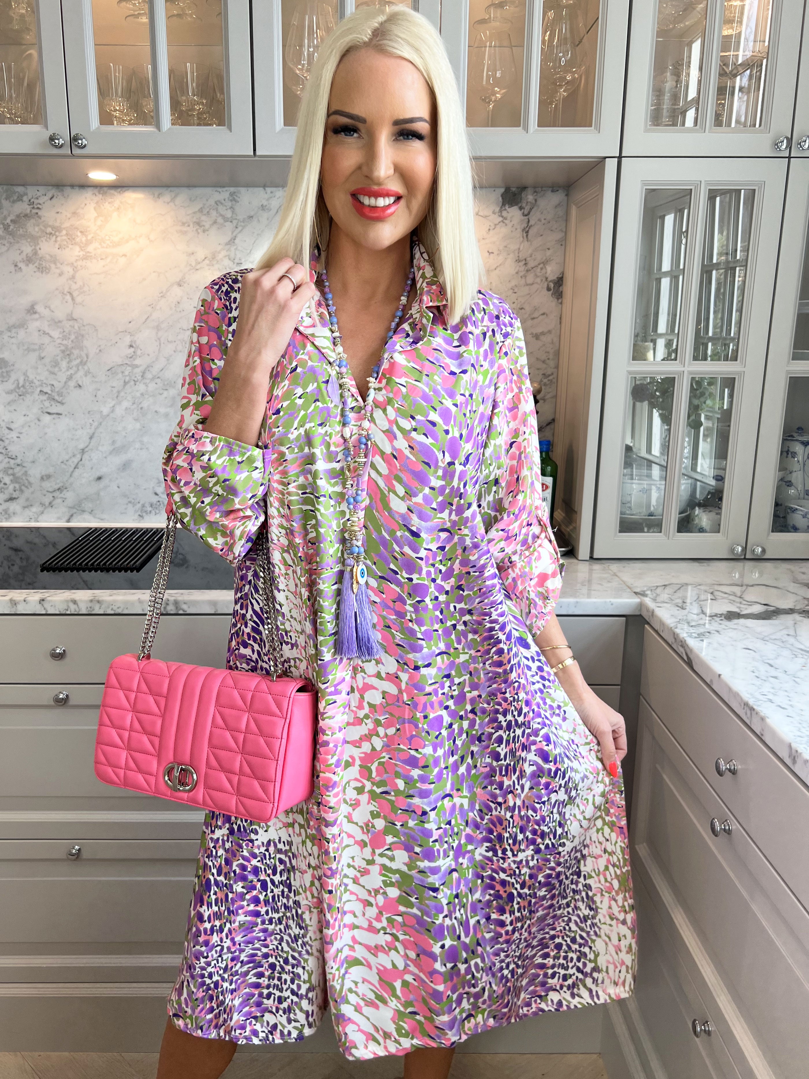 Lilly - Sød mønstret kjole med skjortekrave