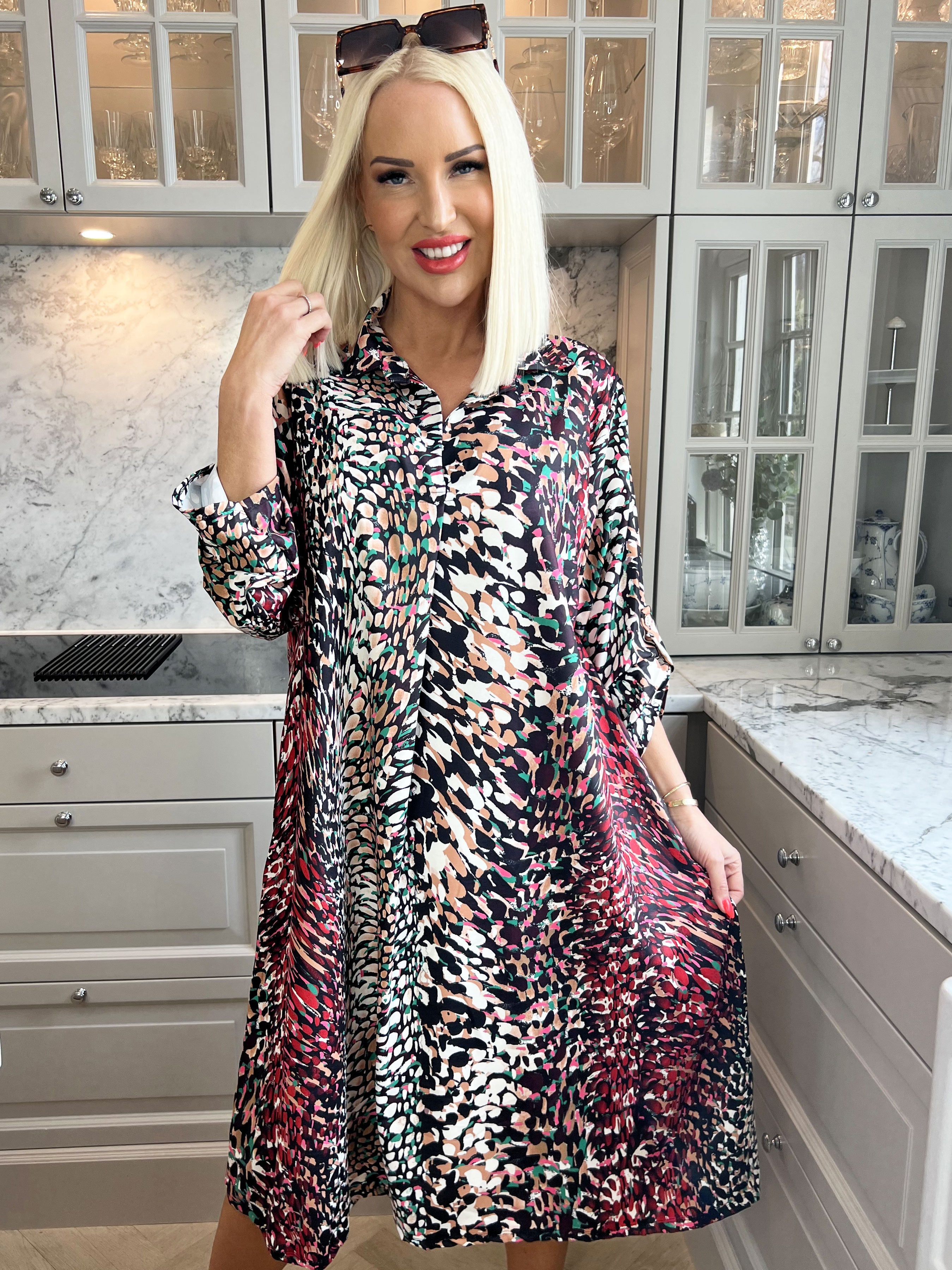 Lilly - Sød mønstret kjole med skjortekrave