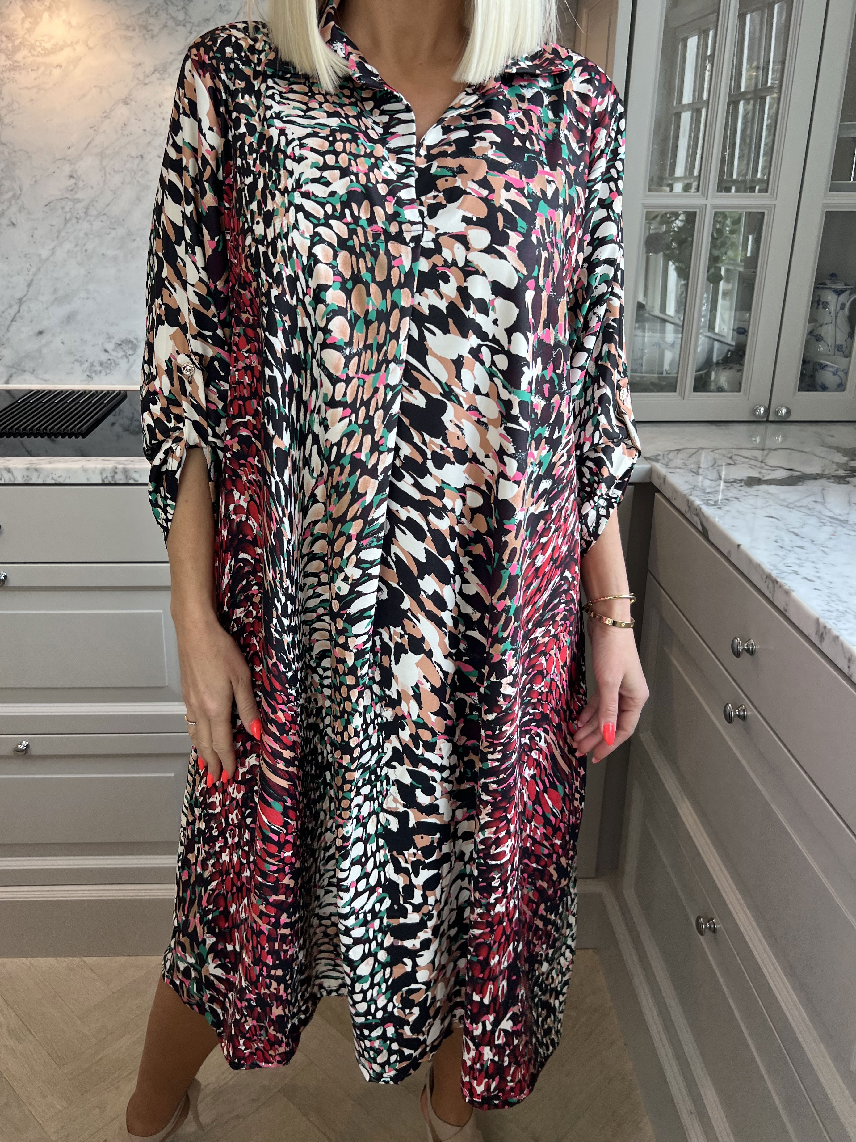 Lilly - Sød mønstret kjole med skjortekrave