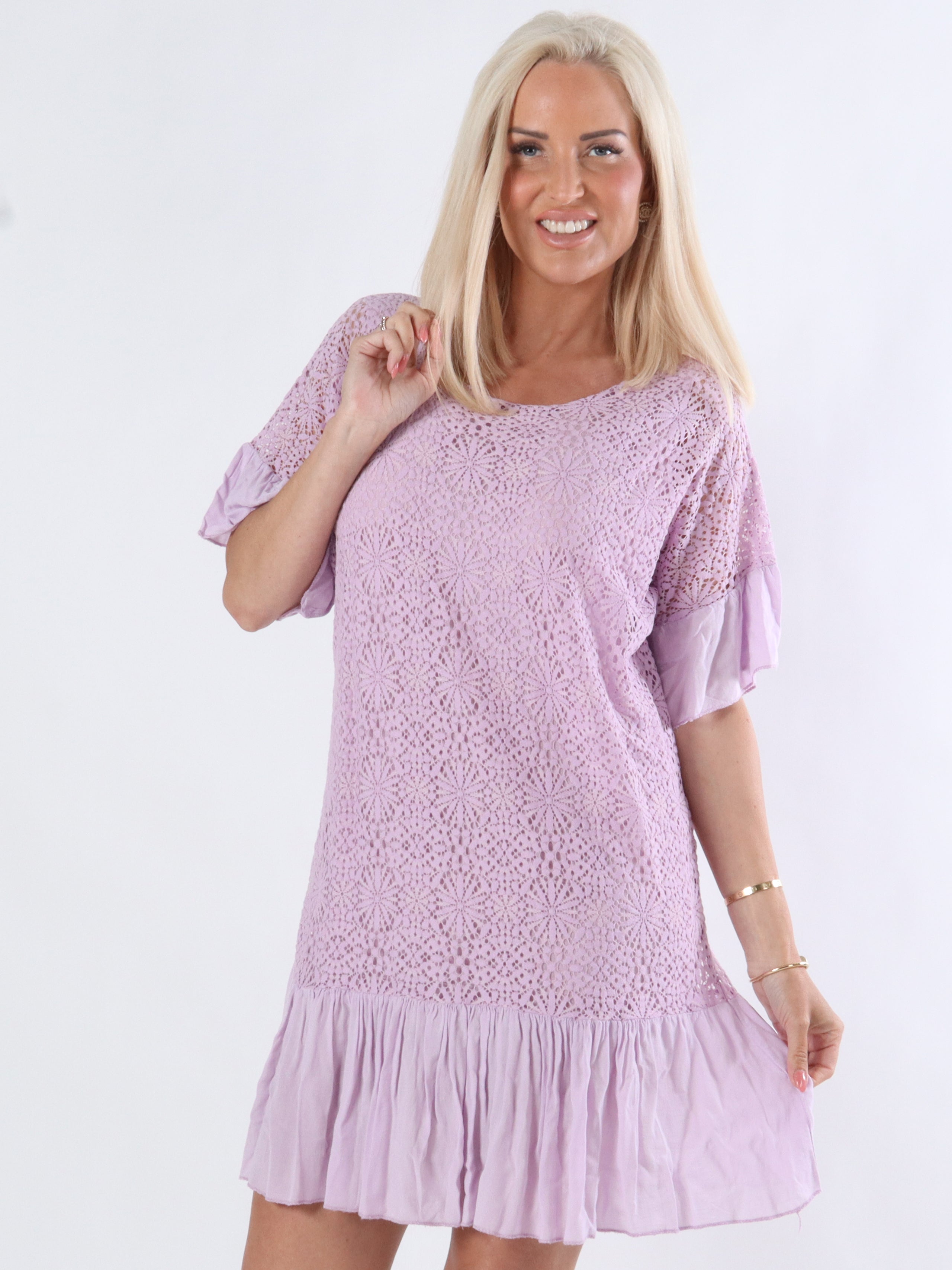 Lilly - Blonde kjole med søde flæsedetaljer