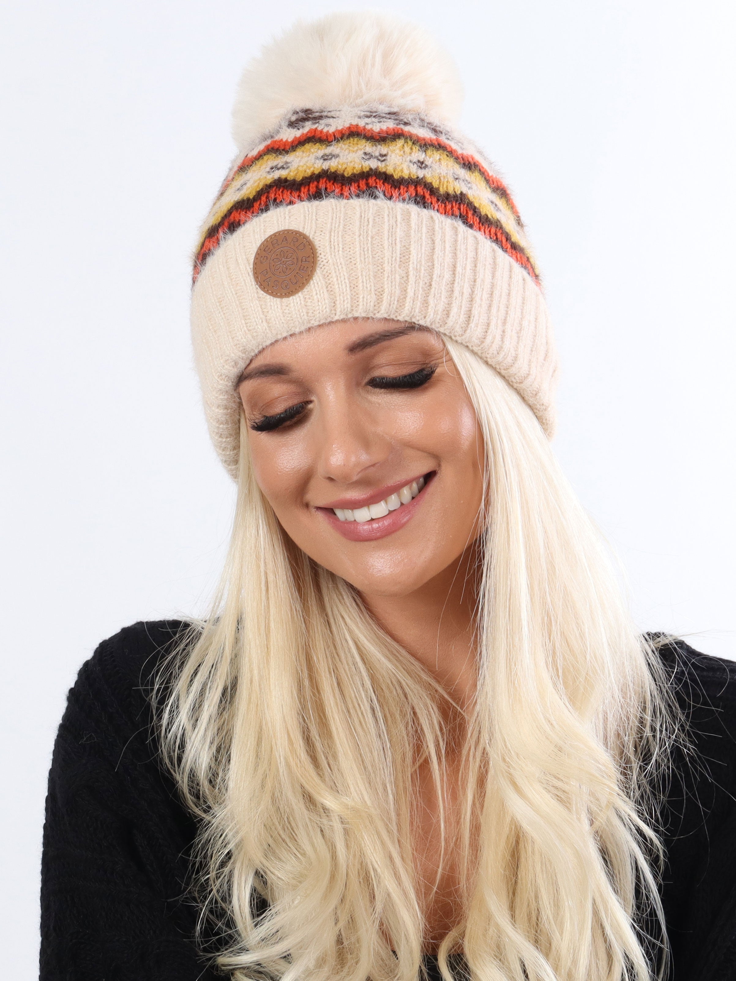 Lina - Blød hue med mønster og pompon