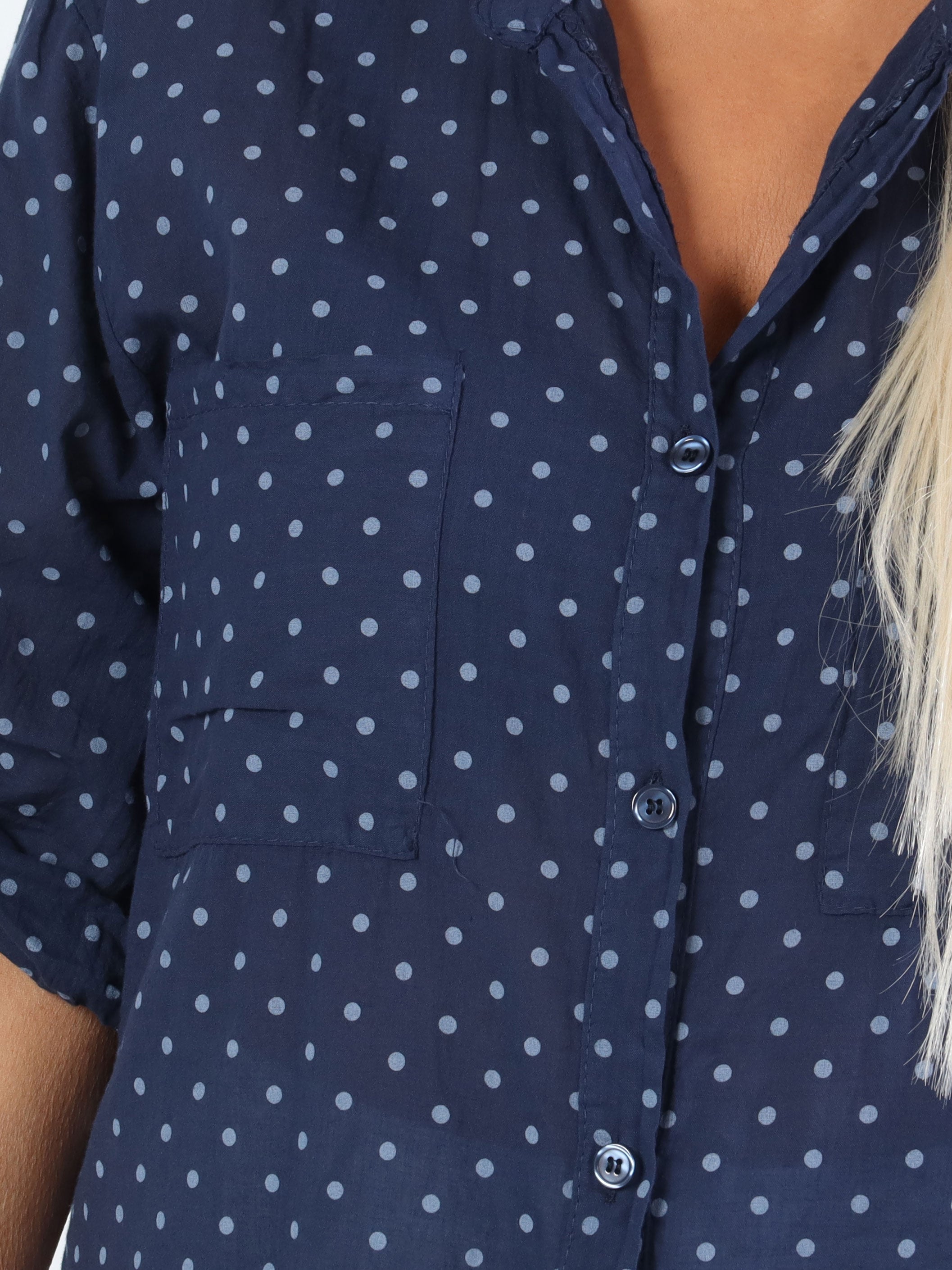 Linda - Plus size skjorte i bomuld med små prikker