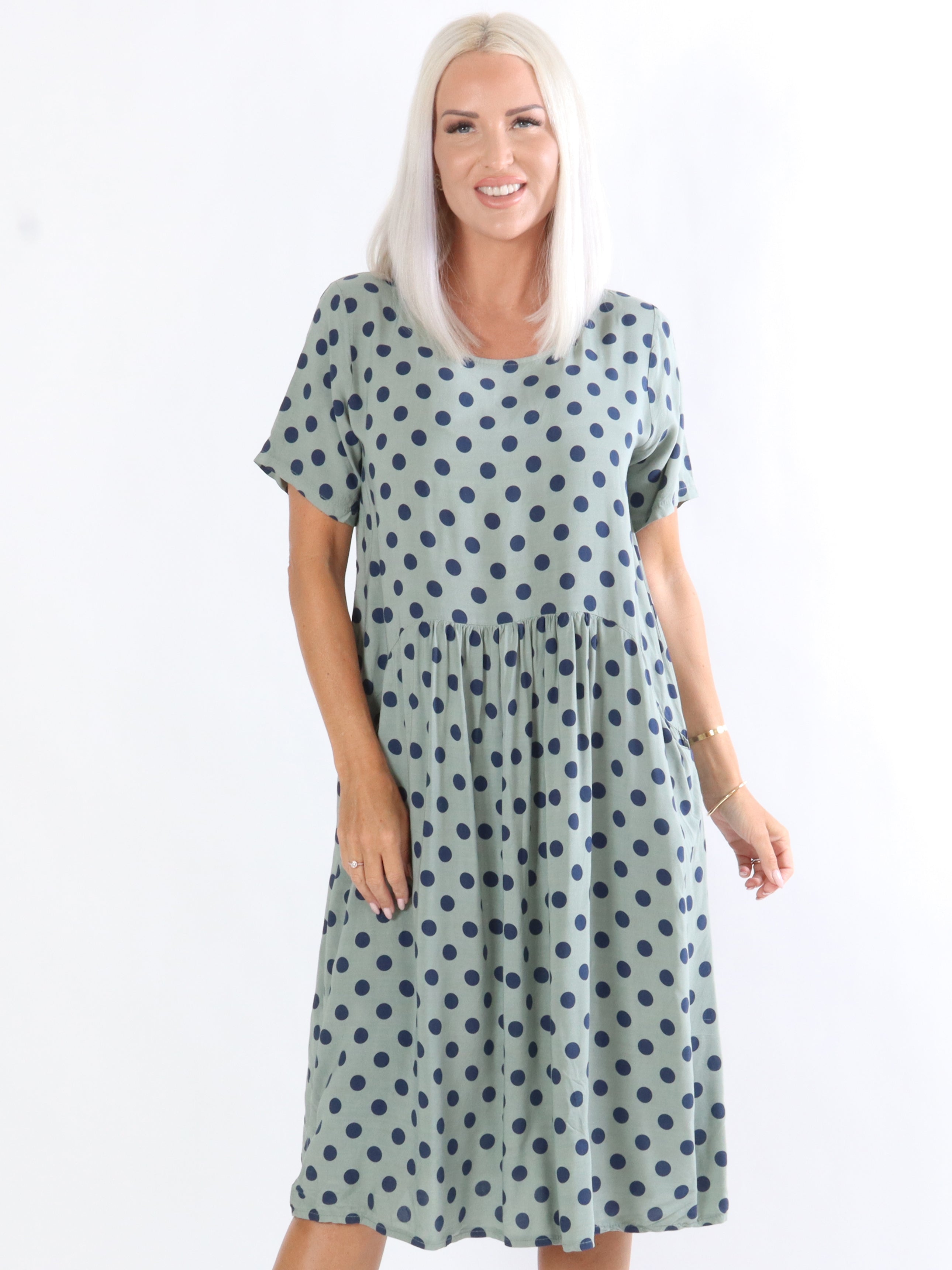 Line - Kjole med prikker i løs pasform