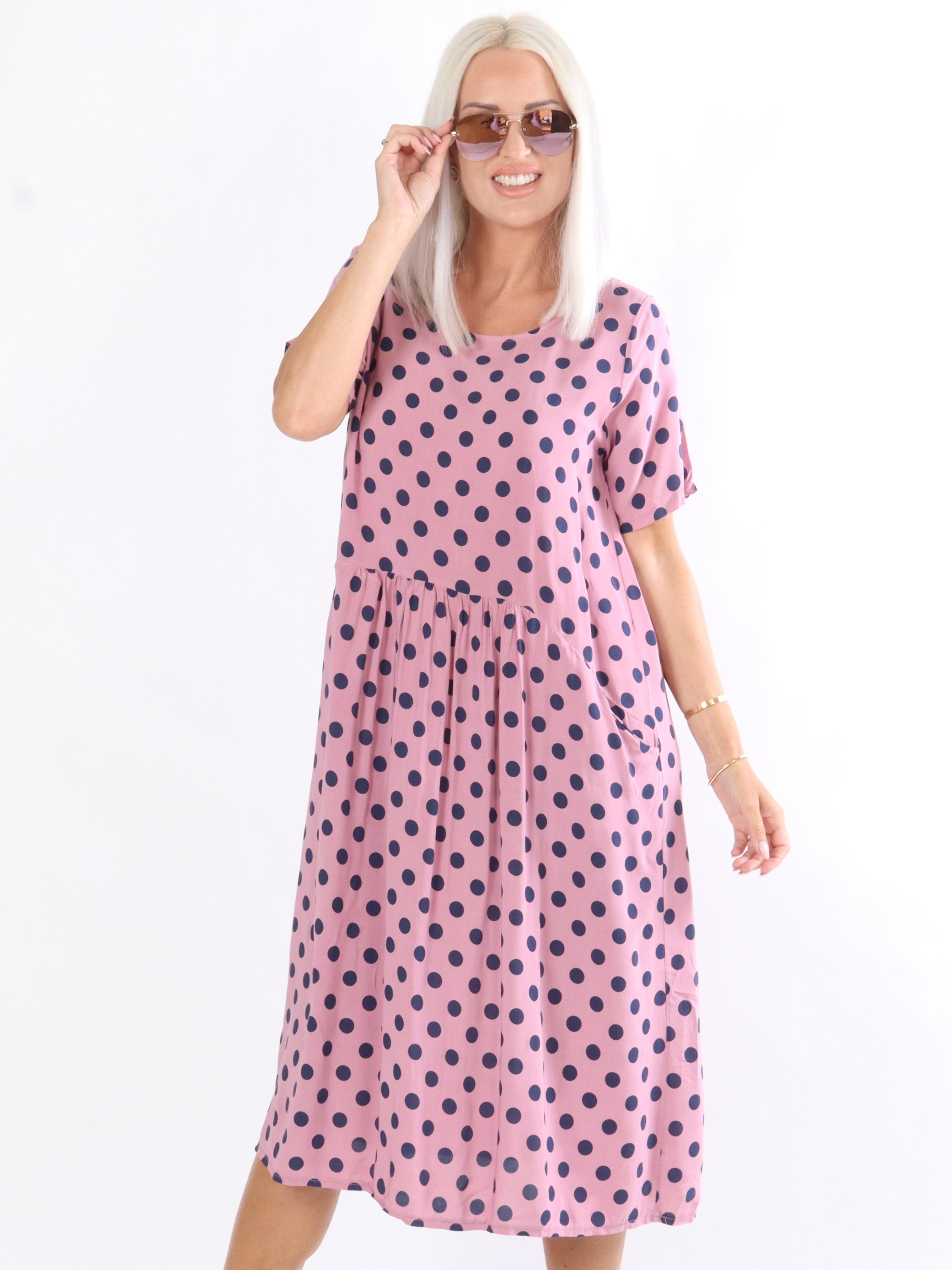 Line - Kjole med prikker i løs pasform