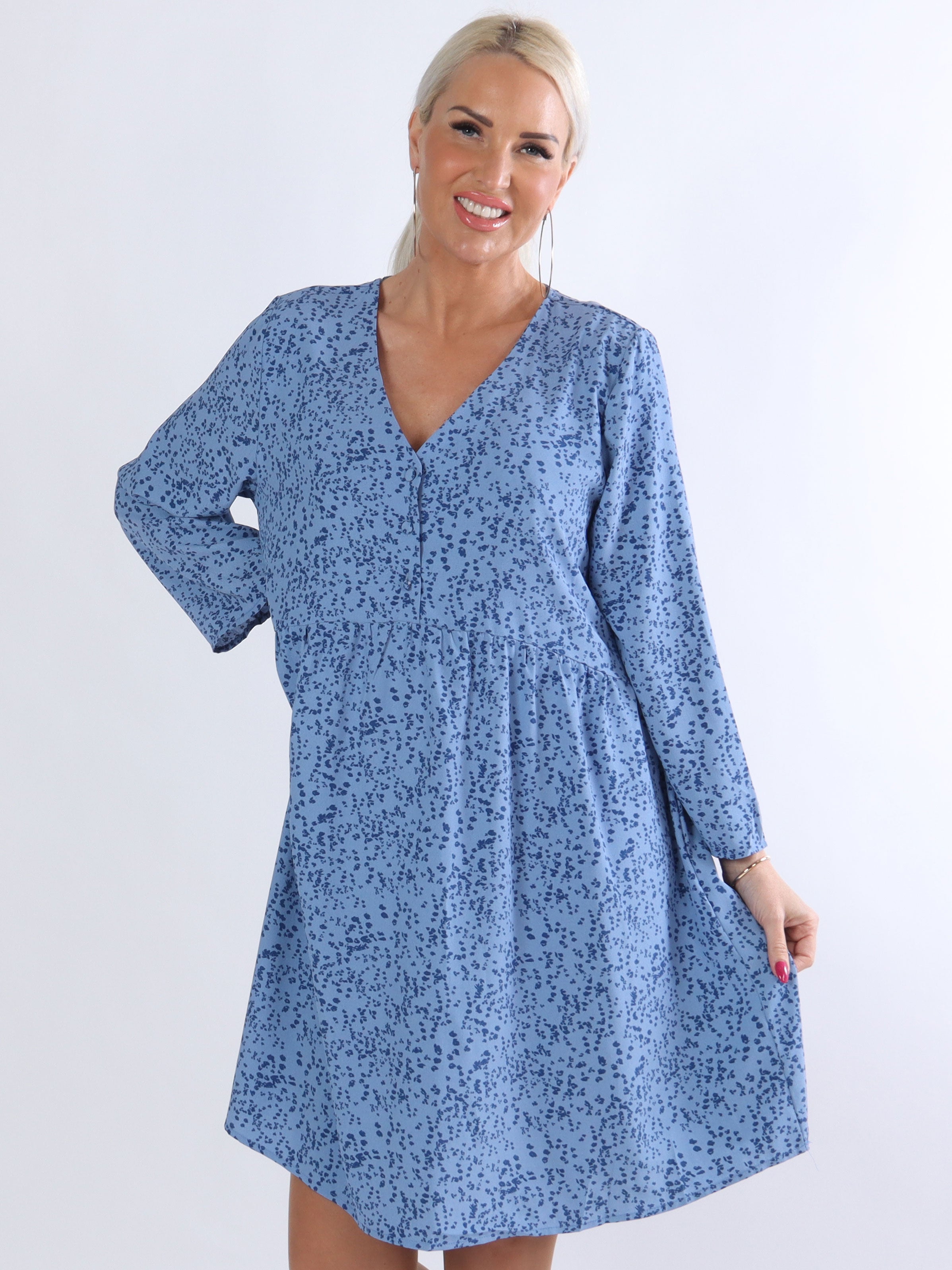 Linea - Sommerkjole med print og slåede knapper